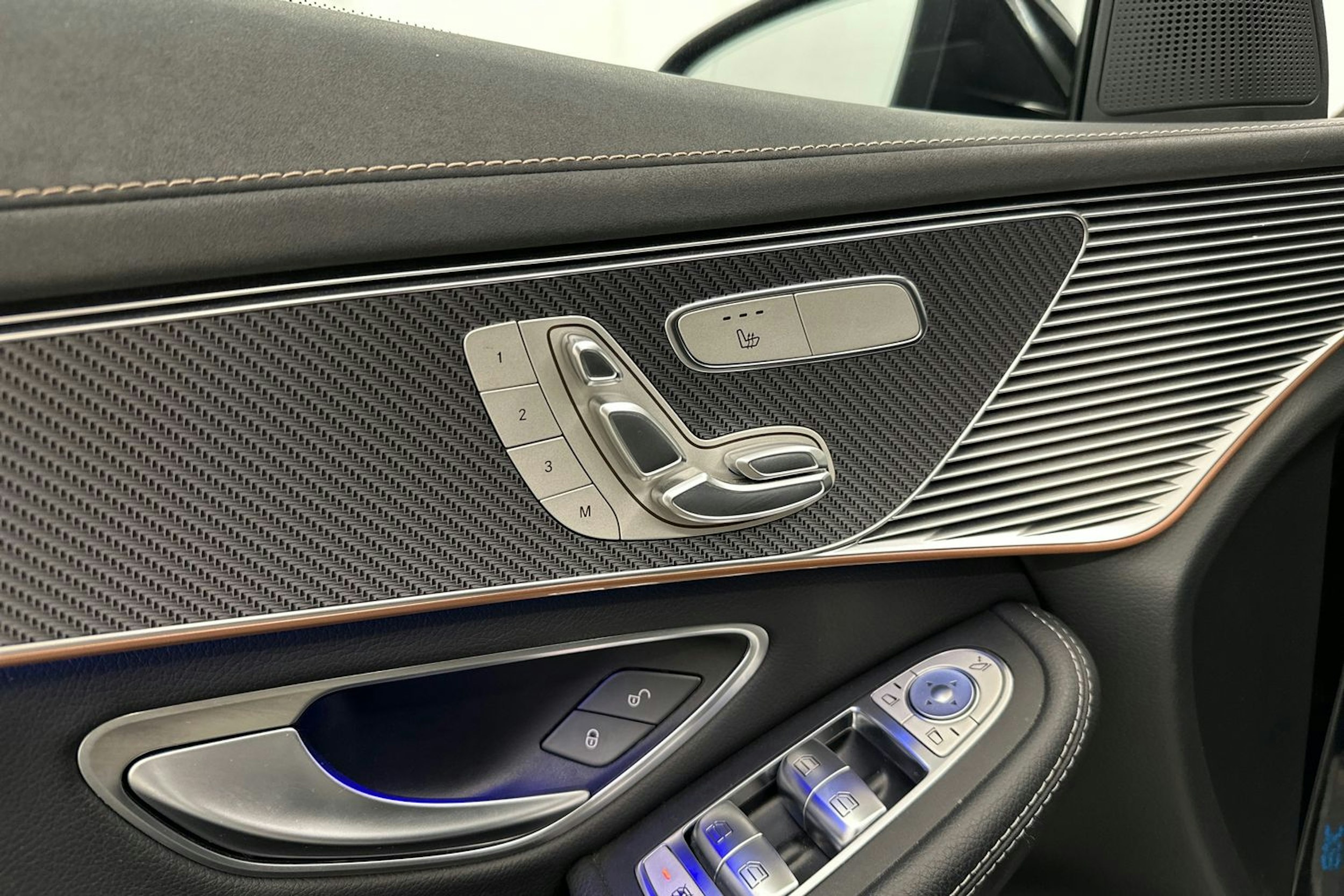 Musta Mercedes-Benz EQC 2022 kuva 14.