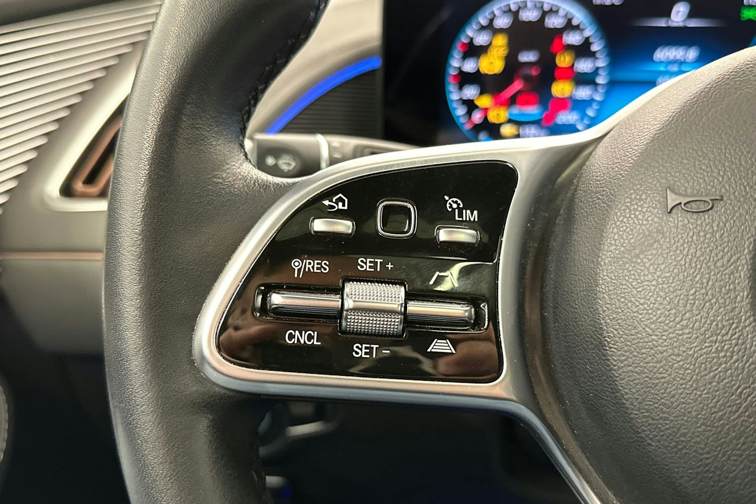 Musta Mercedes-Benz EQC 2022 kuva 15.