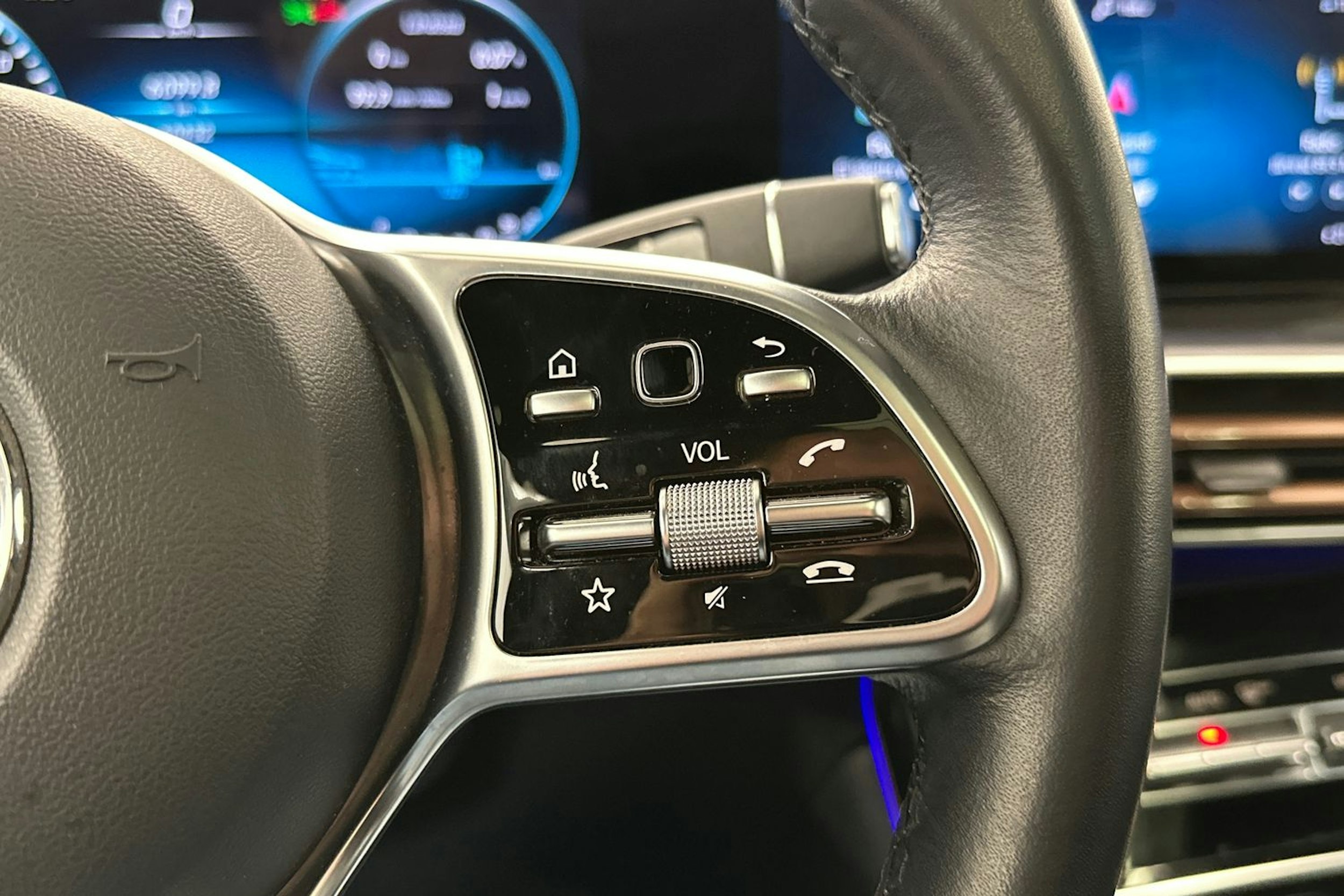 Musta Mercedes-Benz EQC 2022 kuva 16.