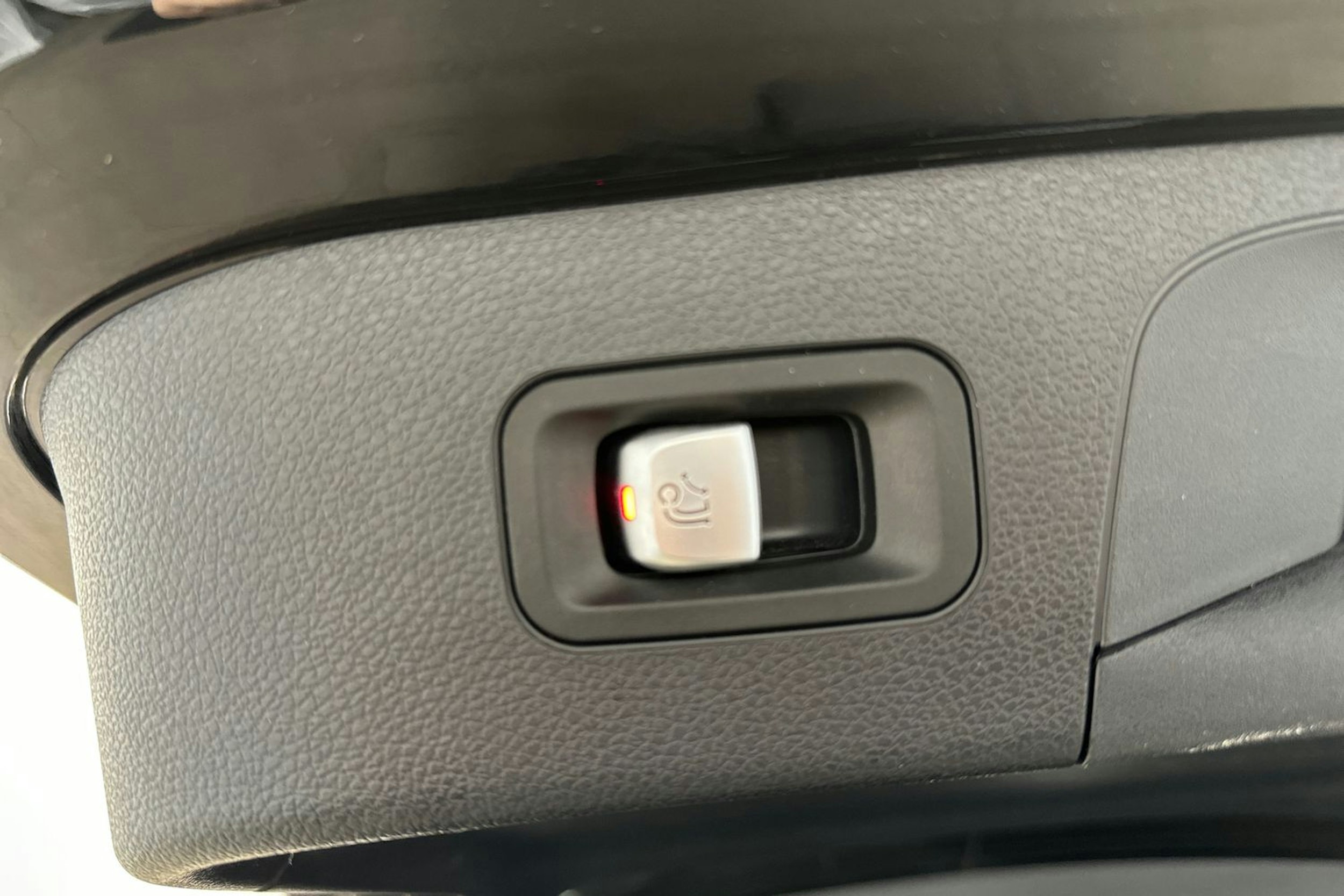 Musta Mercedes-Benz EQC 2022 kuva 31.