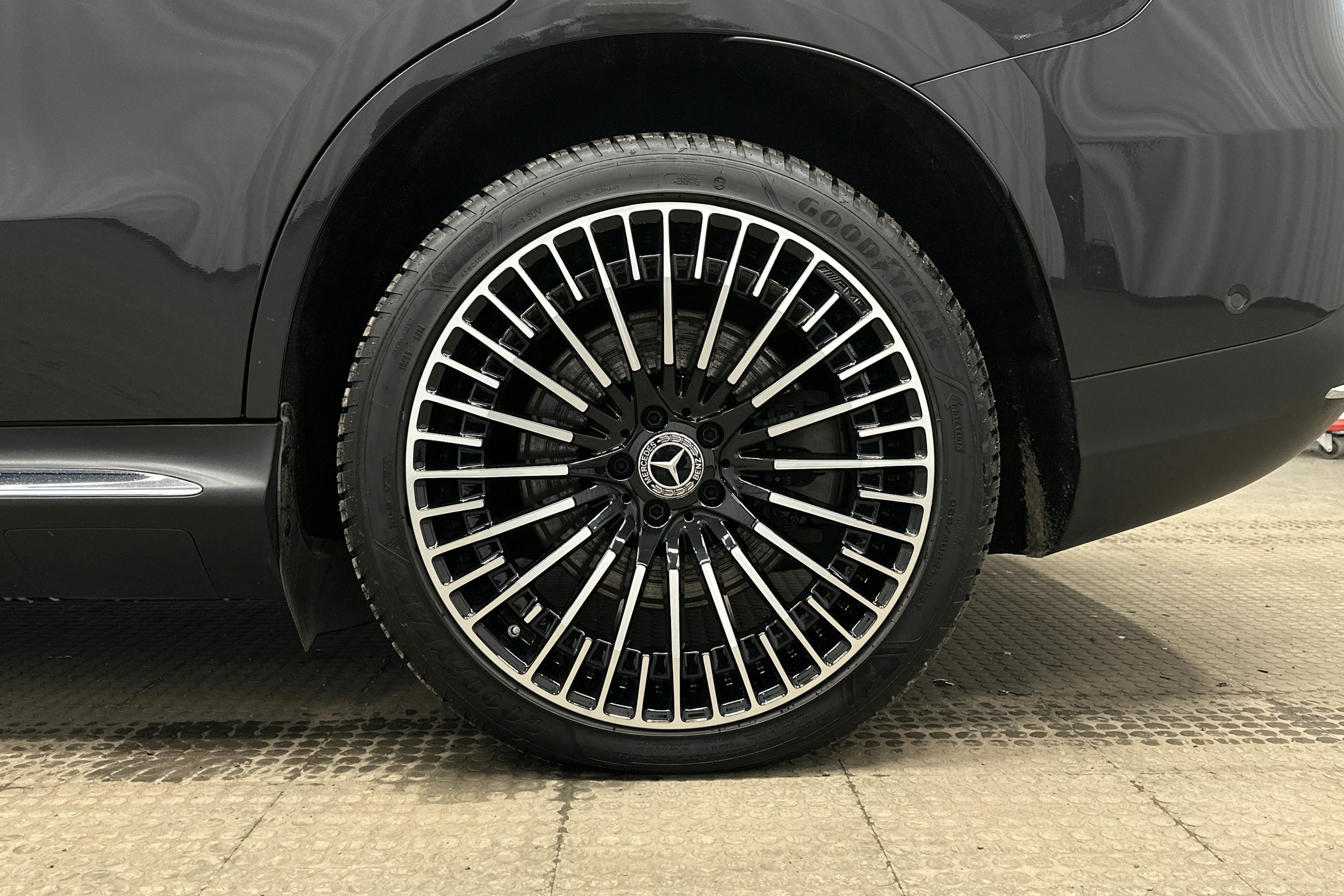 harmaa Mercedes-Benz EQC 2022 kuva 13.