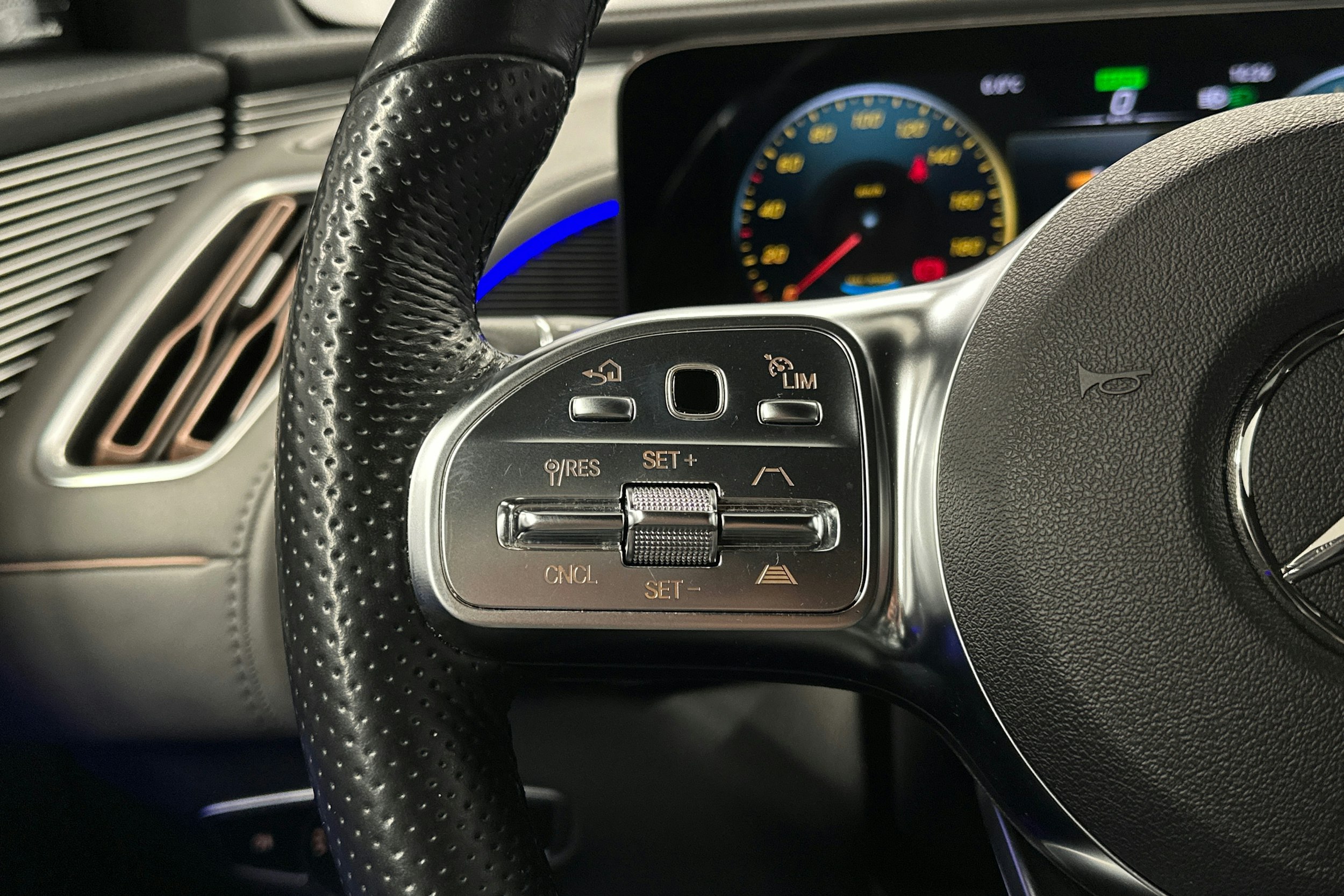 harmaa Mercedes-Benz EQC 2022 kuva 14.