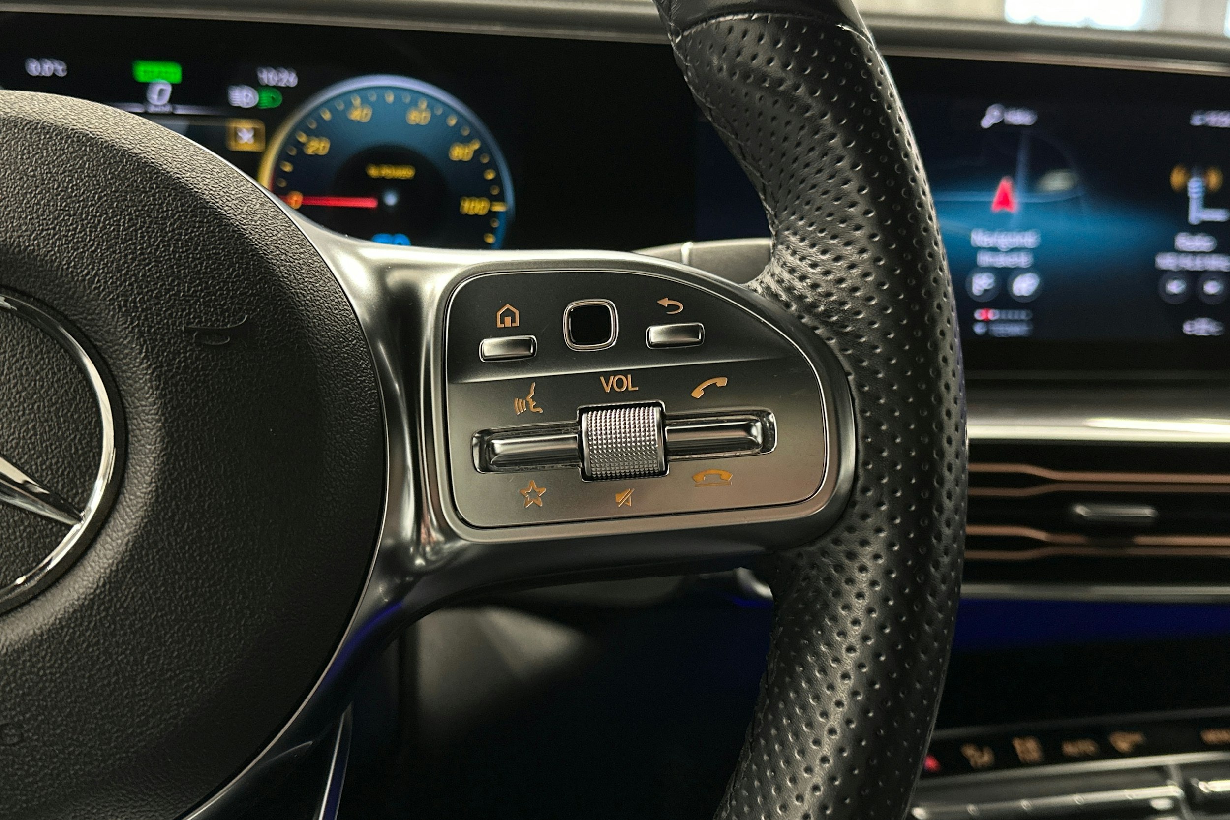 harmaa Mercedes-Benz EQC 2022 kuva 15.