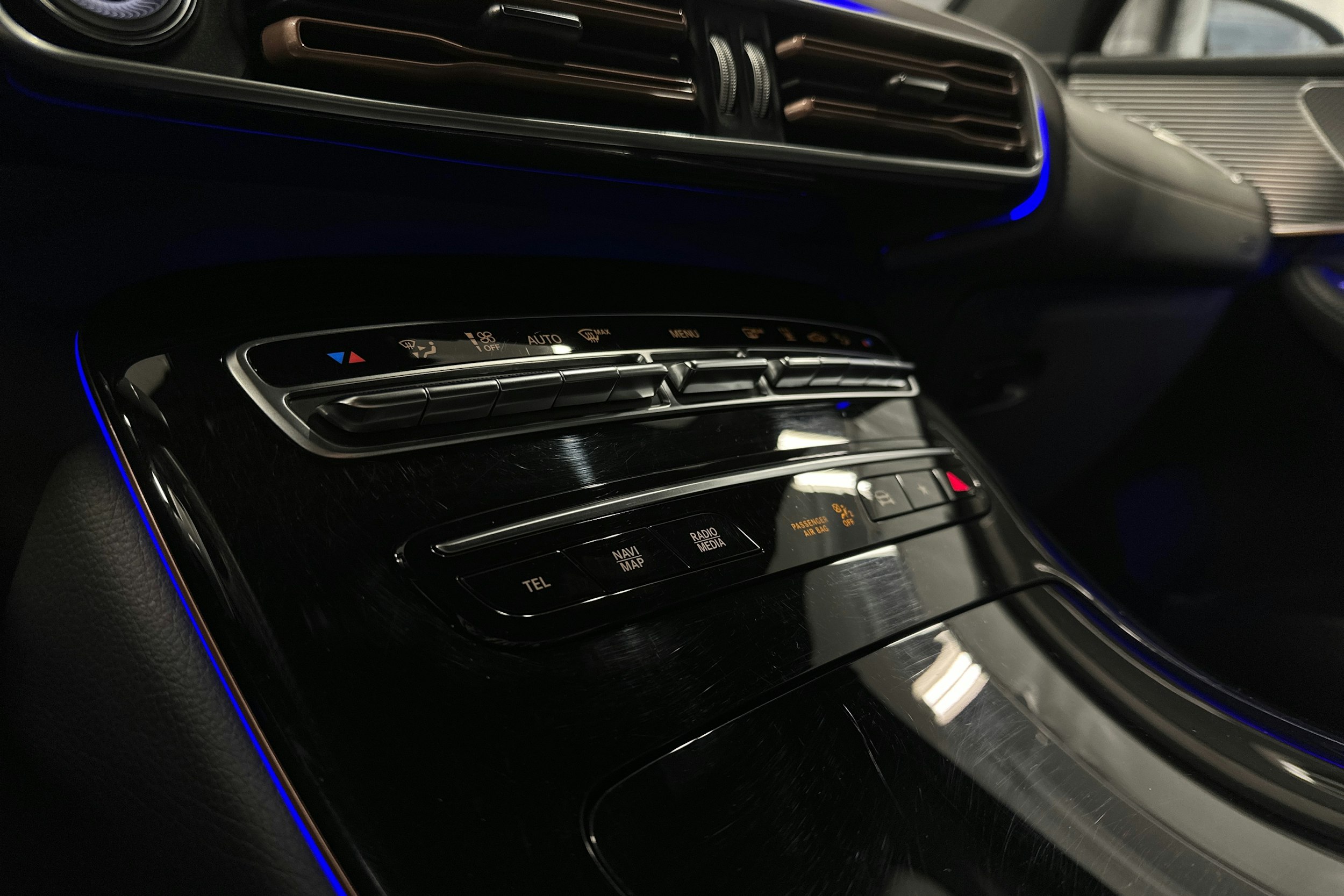 harmaa Mercedes-Benz EQC 2022 kuva 24.