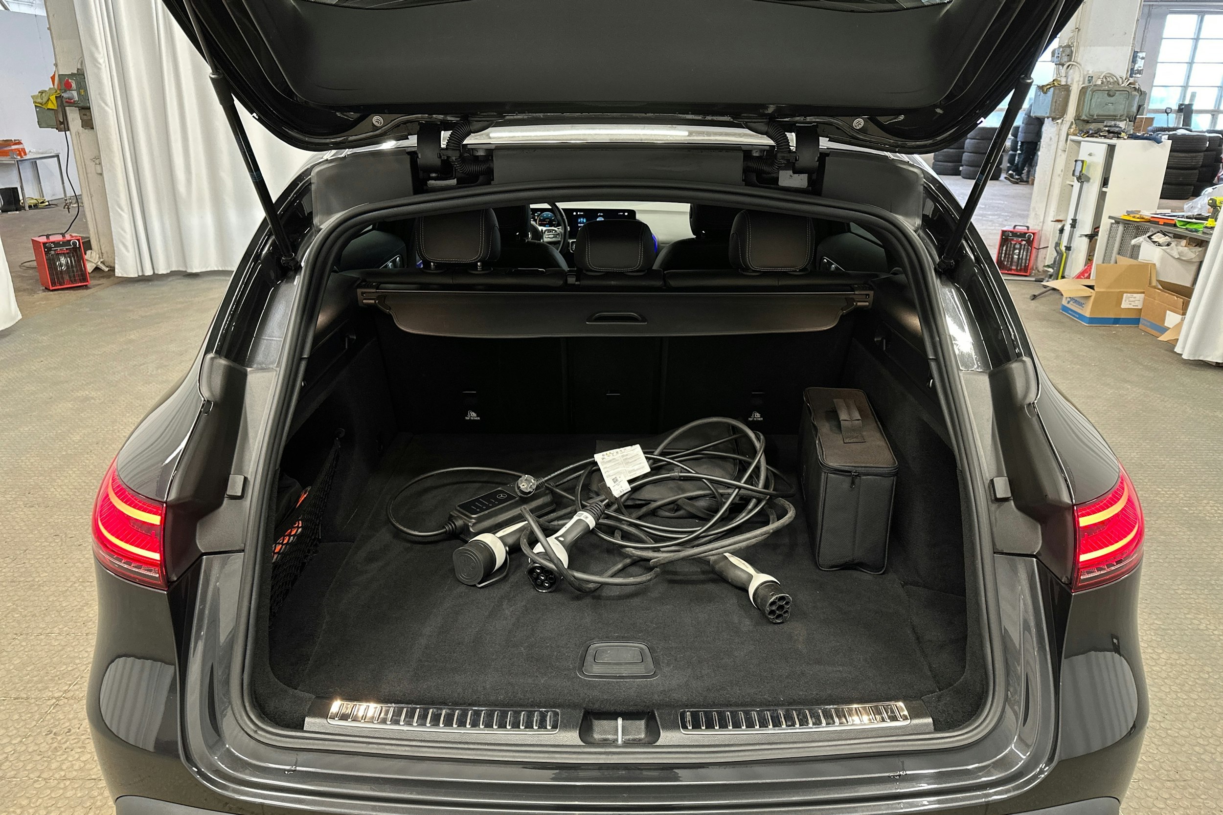 harmaa Mercedes-Benz EQC 2022 kuva 30.