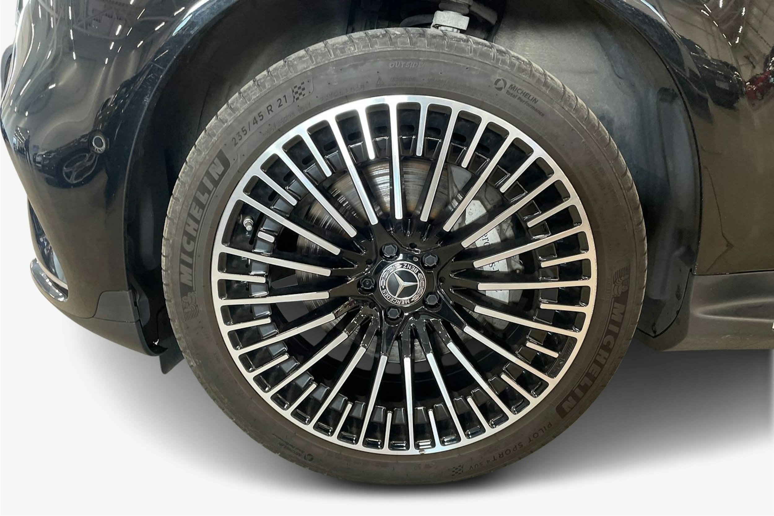 musta Mercedes-Benz EQC 2022 kuva 11.