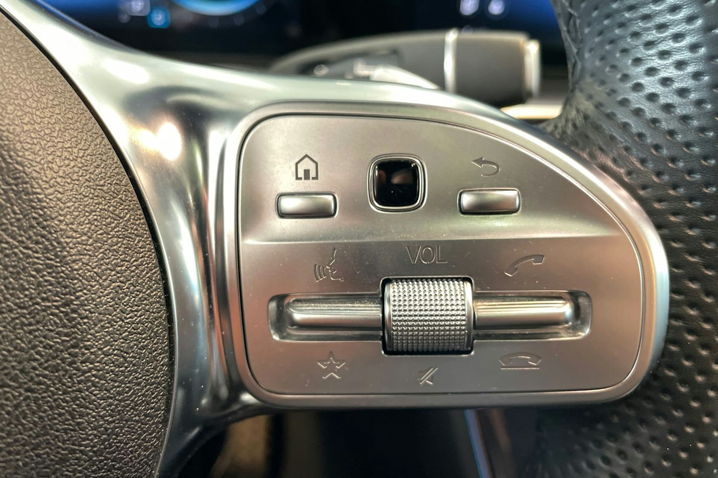 musta Mercedes-Benz EQC 2022 kuva 17.