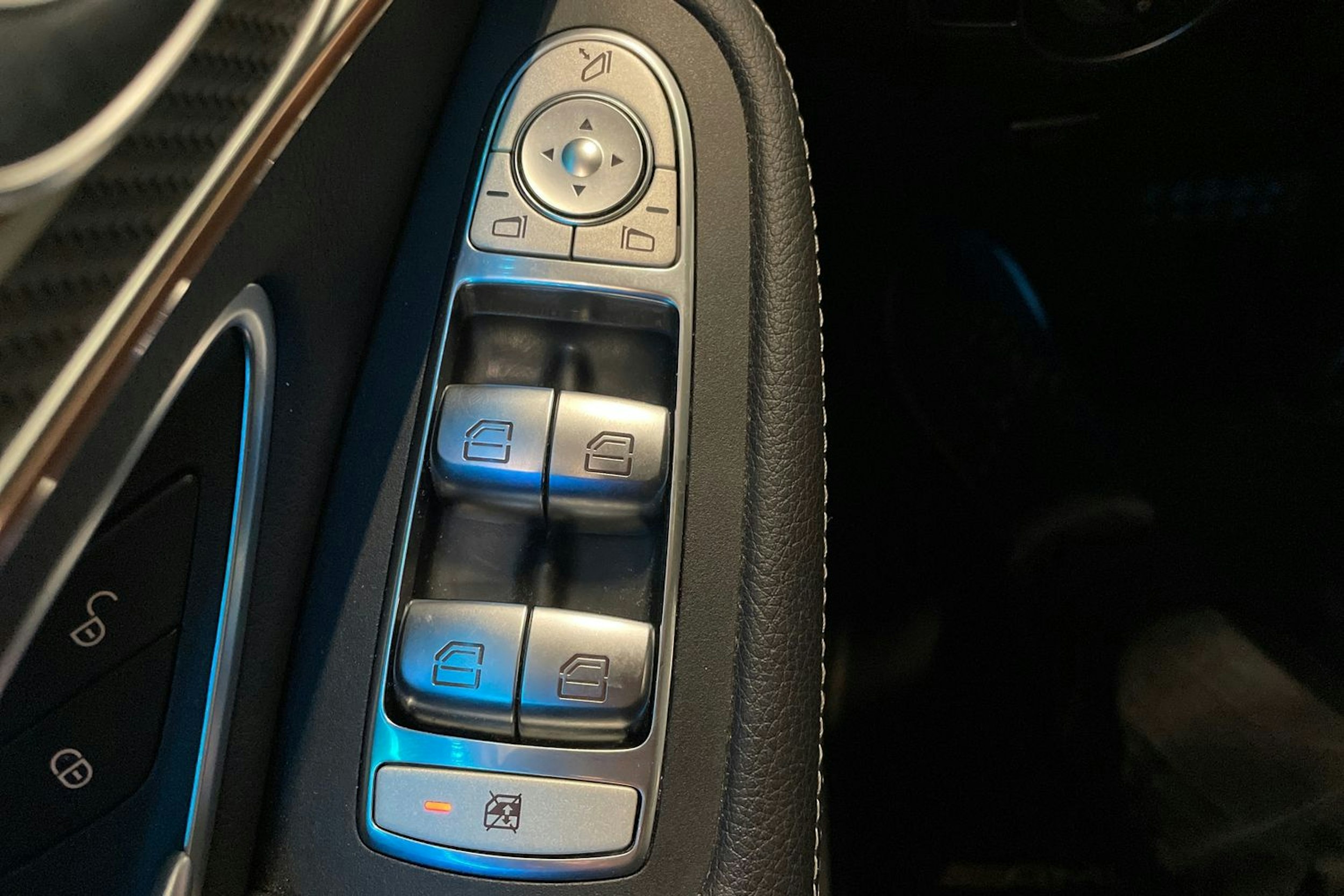 musta Mercedes-Benz EQC 2022 kuva 37.