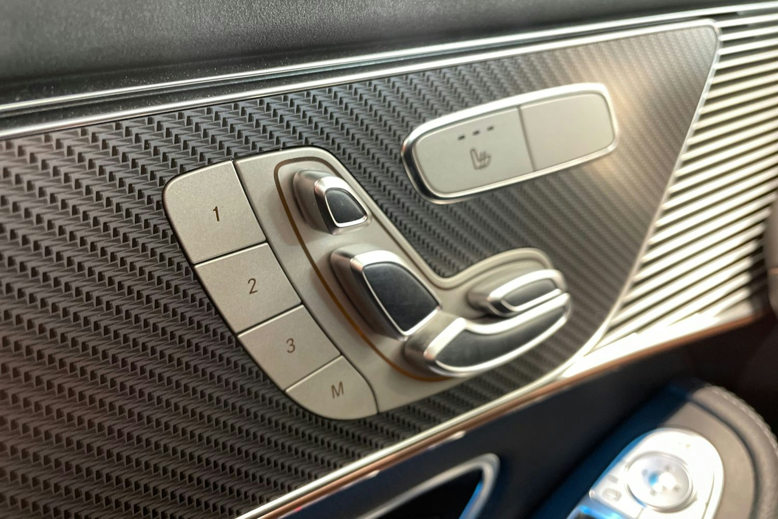 musta Mercedes-Benz EQC 2022 kuva 38.