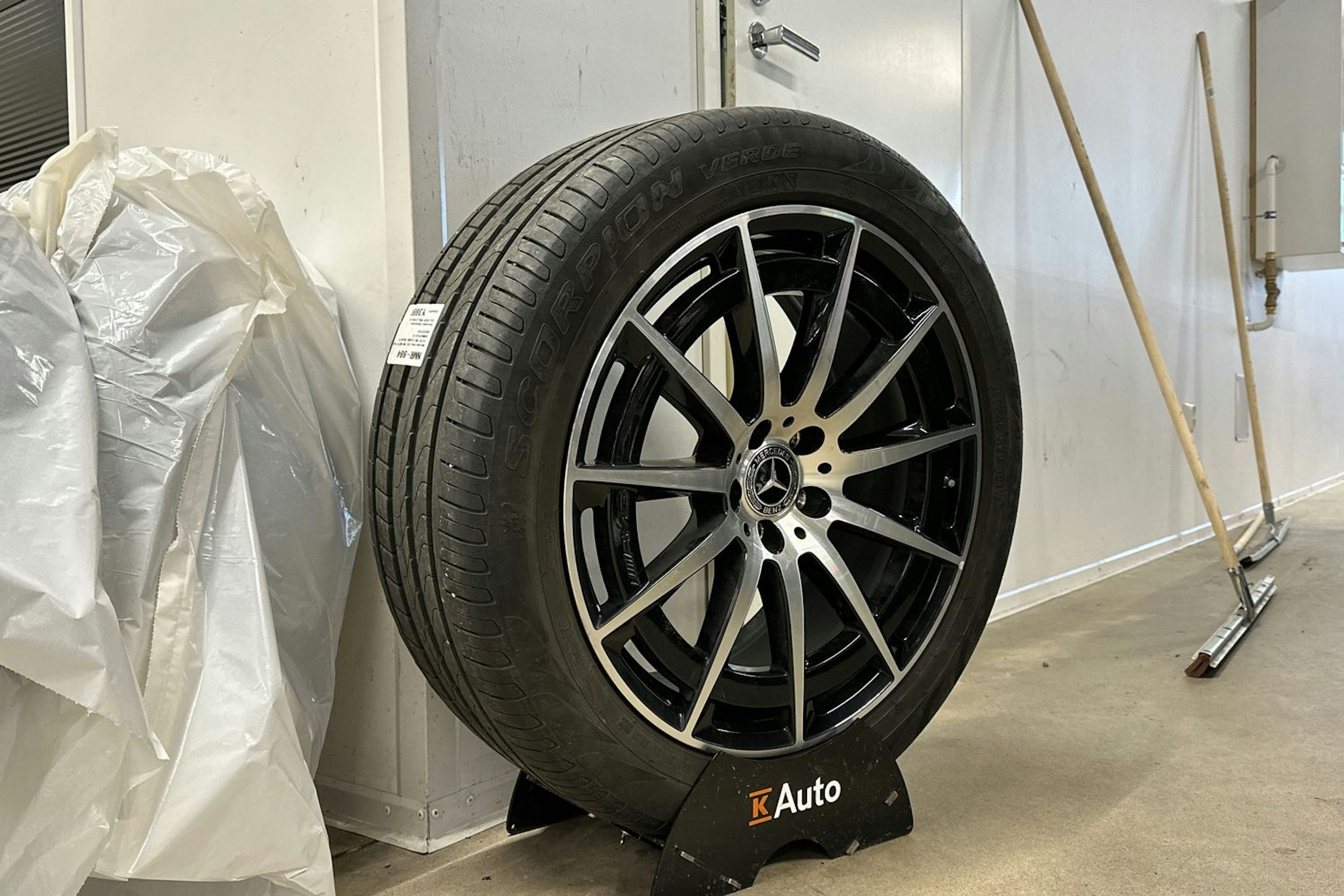 harmaa Mercedes-Benz EQC 2023 kuva 13.