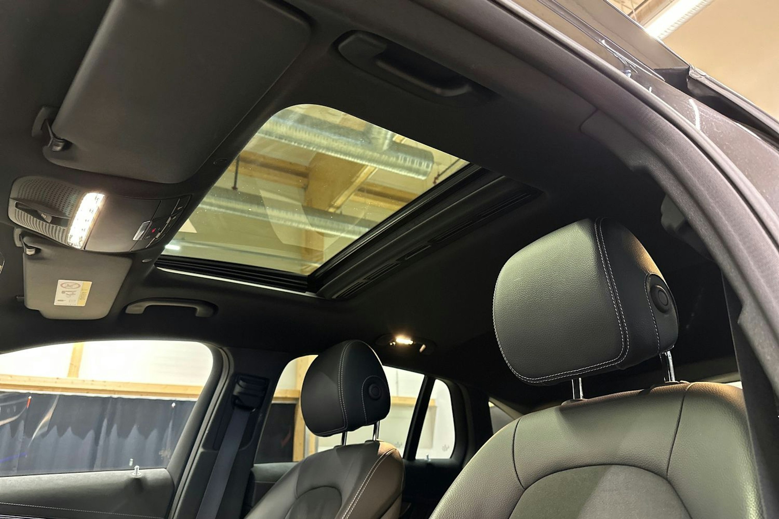 harmaa Mercedes-Benz EQC 2023 kuva 17.