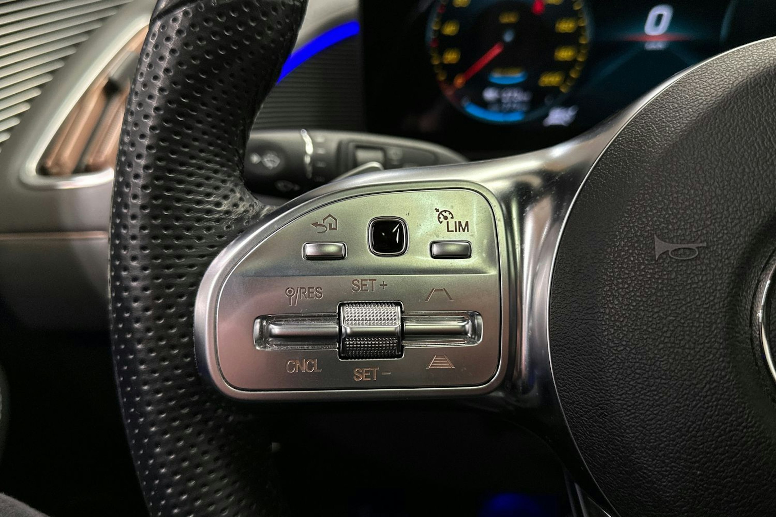 harmaa Mercedes-Benz EQC 2023 kuva 25.