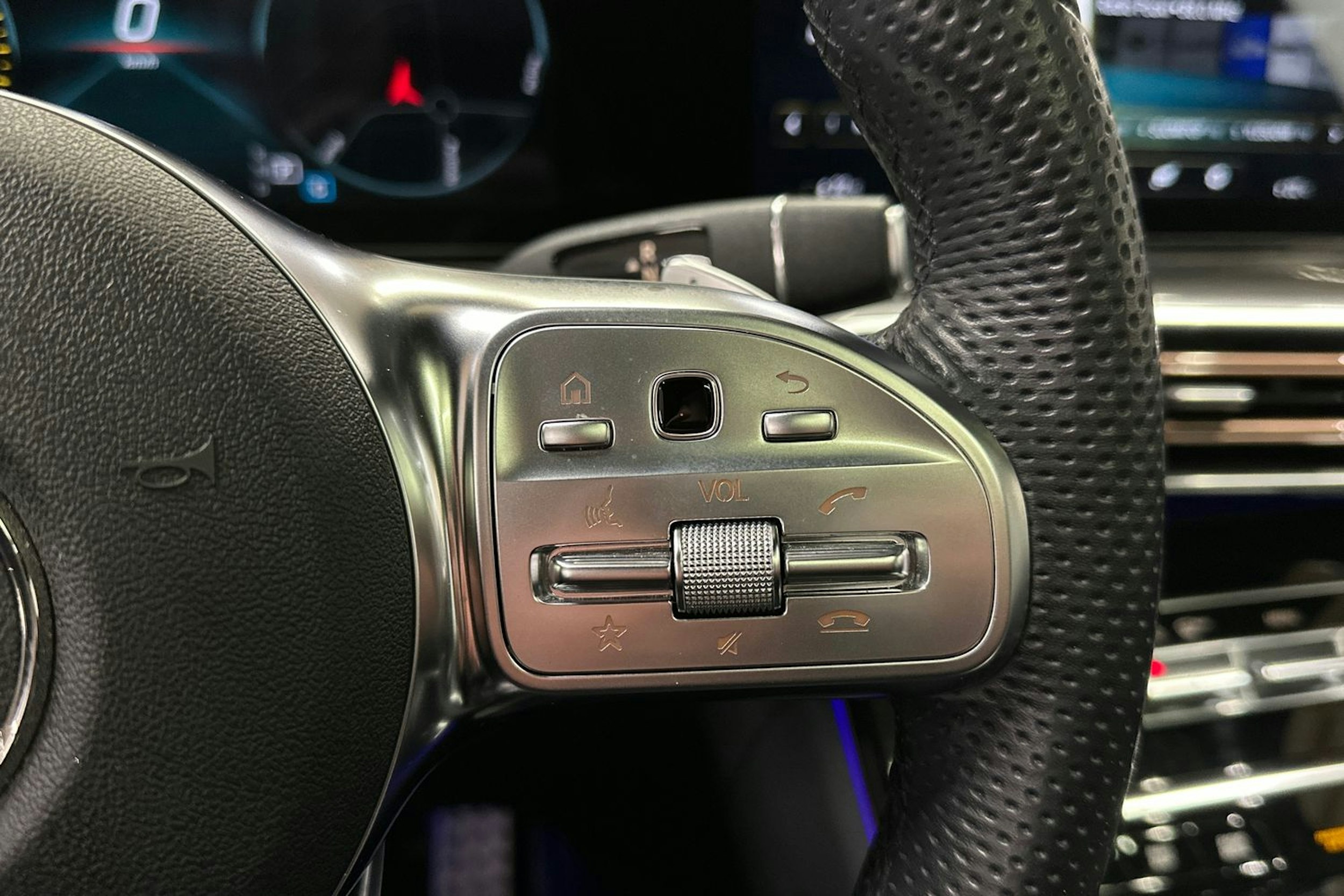 harmaa Mercedes-Benz EQC 2023 kuva 26.