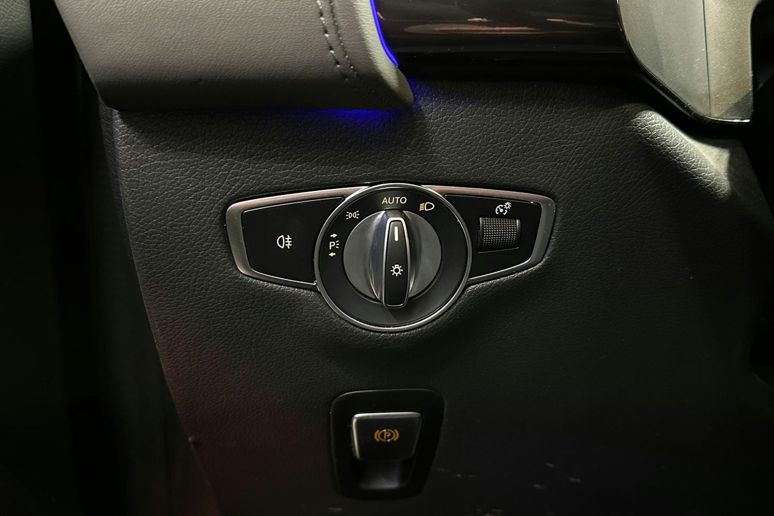 harmaa Mercedes-Benz EQC 2023 kuva 27.