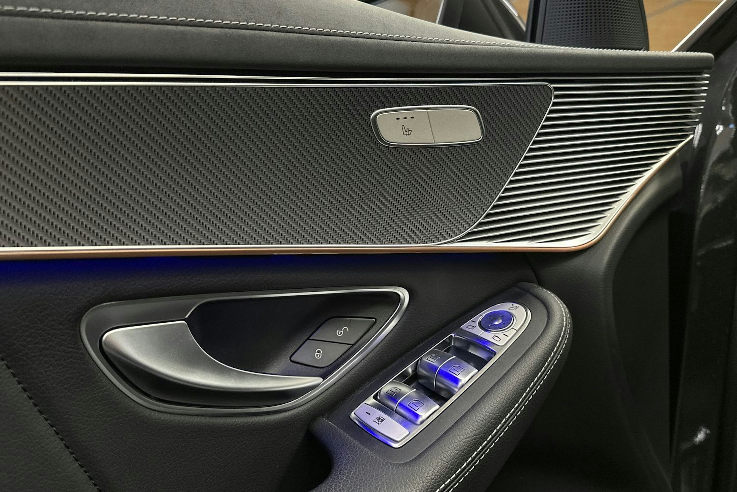 harmaa Mercedes-Benz EQC 2023 kuva 28.