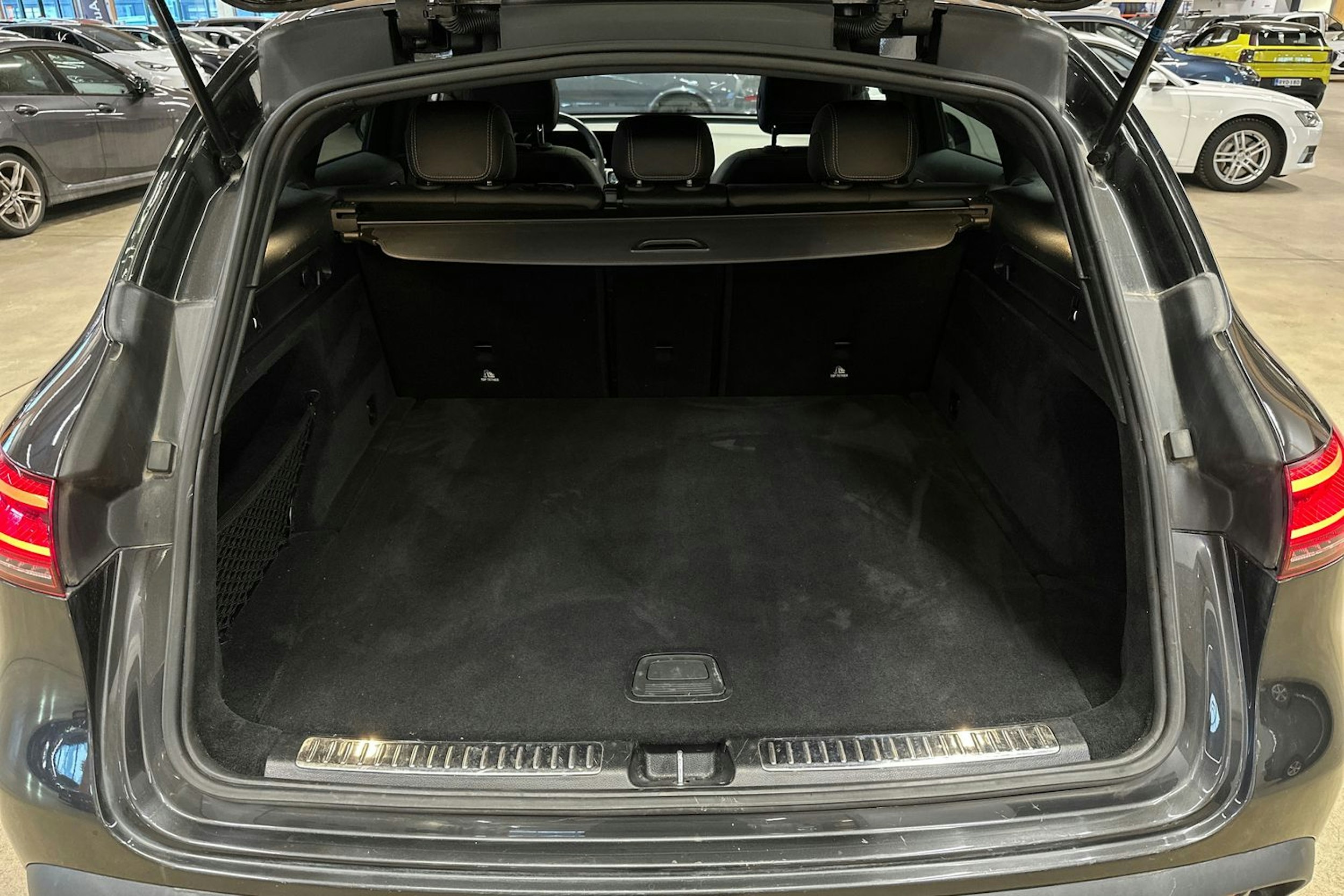 harmaa Mercedes-Benz EQC 2023 kuva 29.