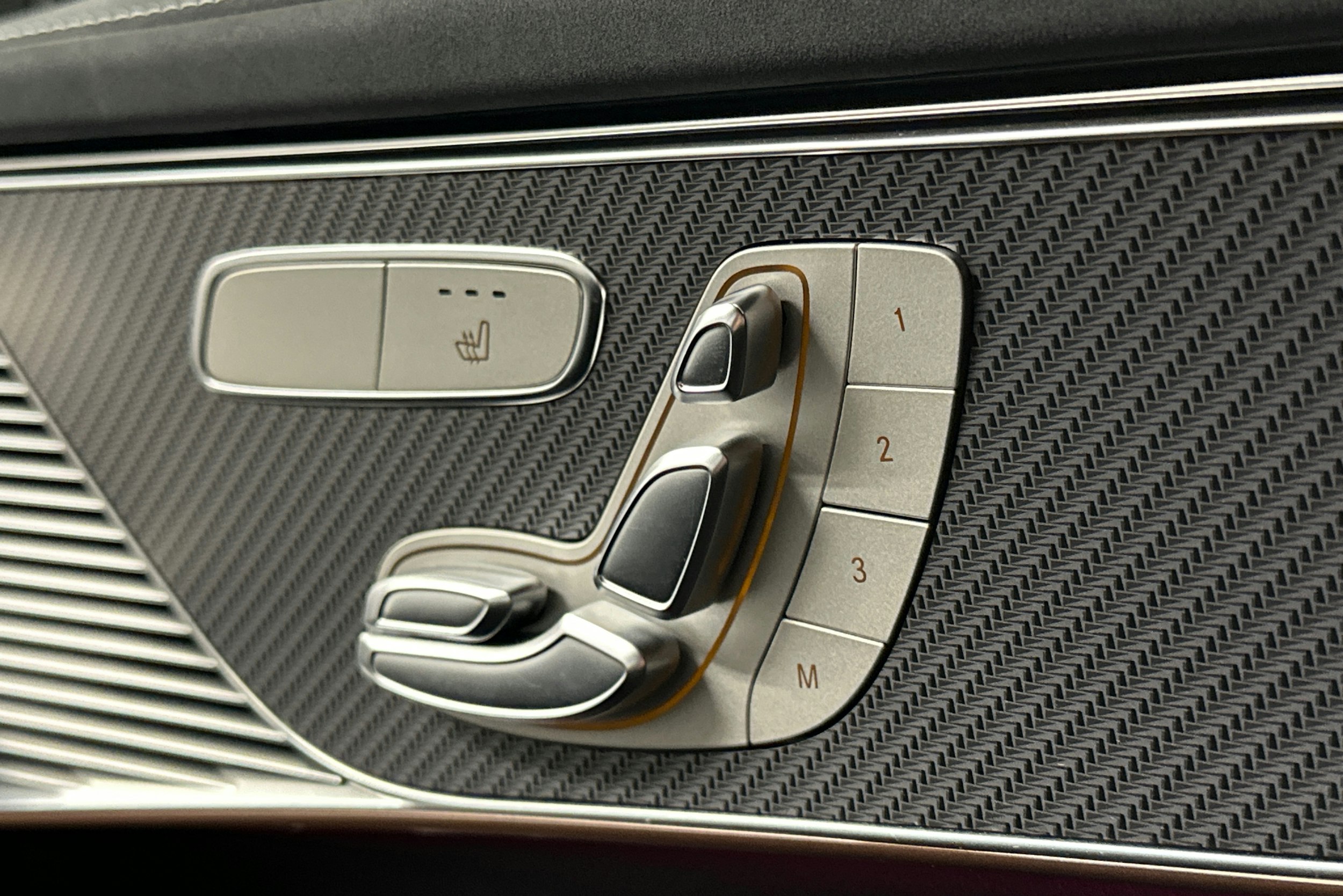 harmaa Mercedes-Benz EQC 2023 kuva 18.