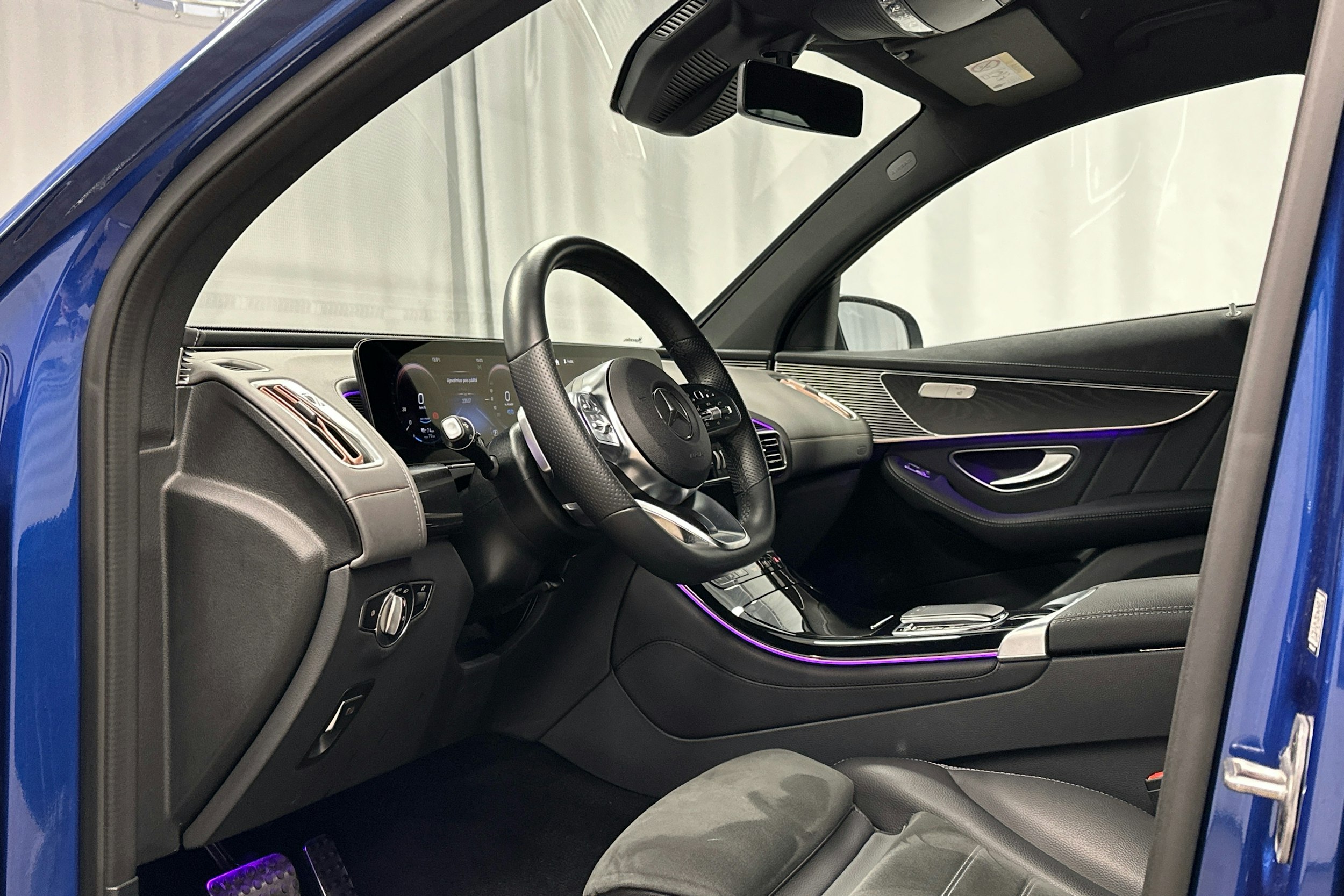 sininen Mercedes-Benz EQC 2023 kuva 6.