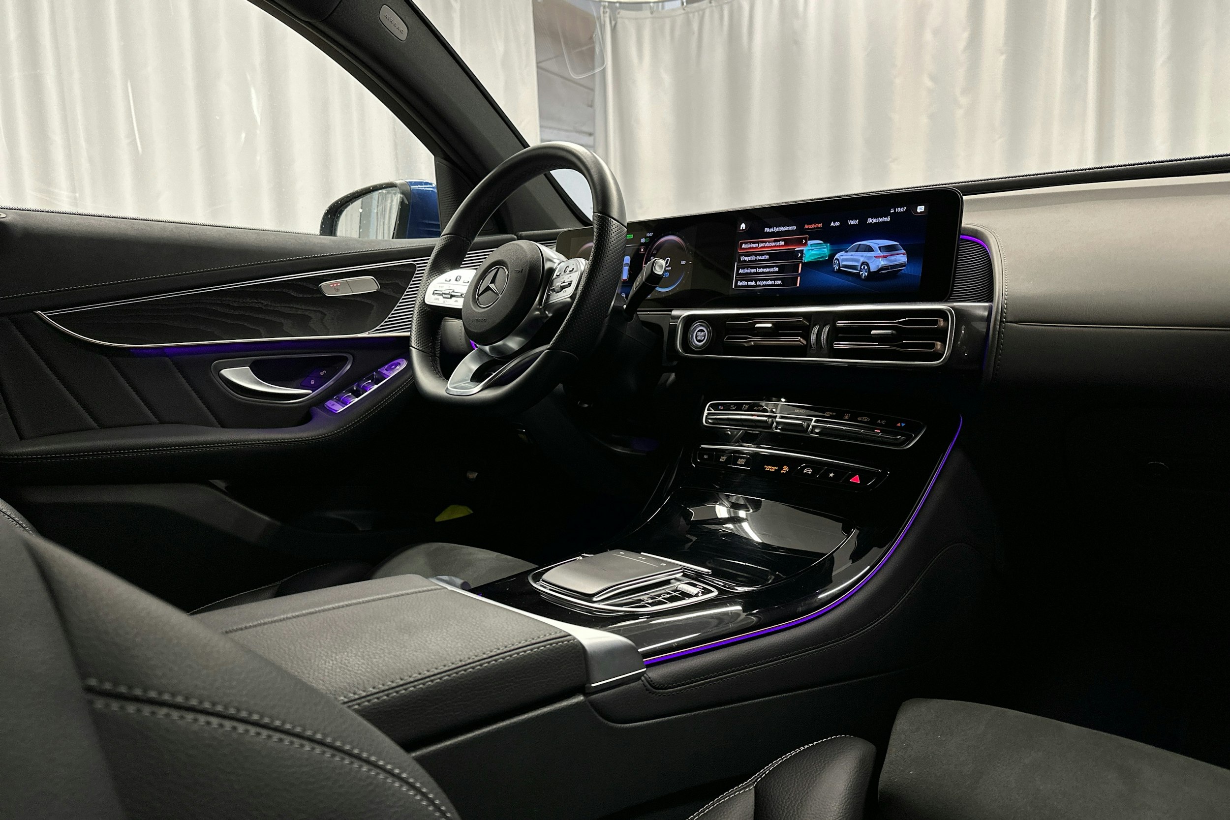 sininen Mercedes-Benz EQC 2023 kuva 7.