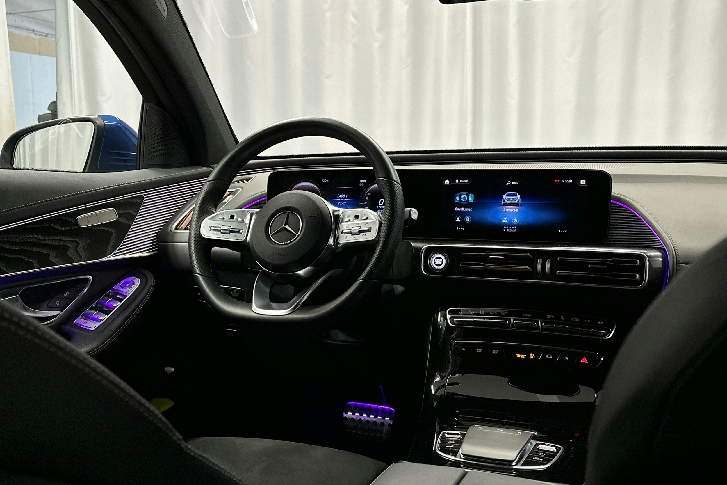 sininen Mercedes-Benz EQC 2023 kuva 8.