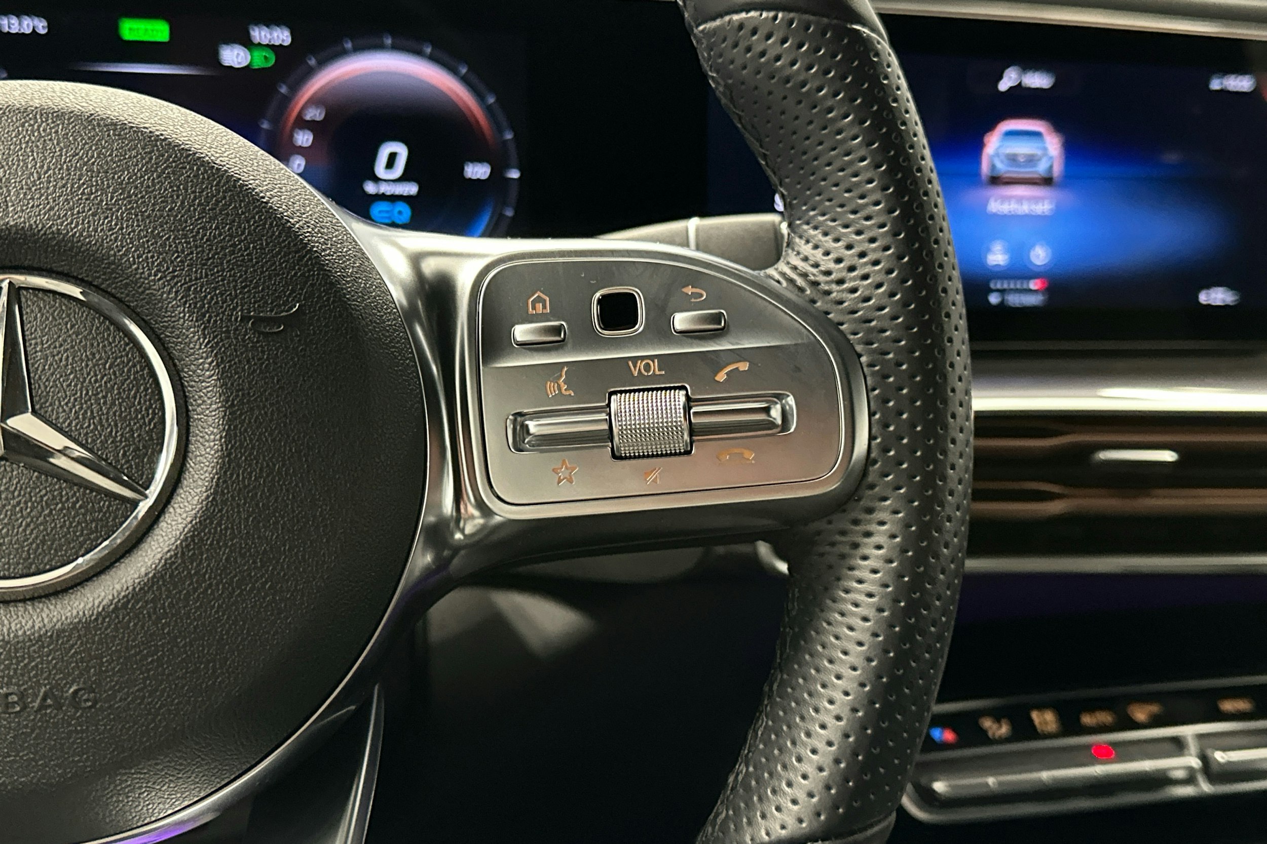 sininen Mercedes-Benz EQC 2023 kuva 10.