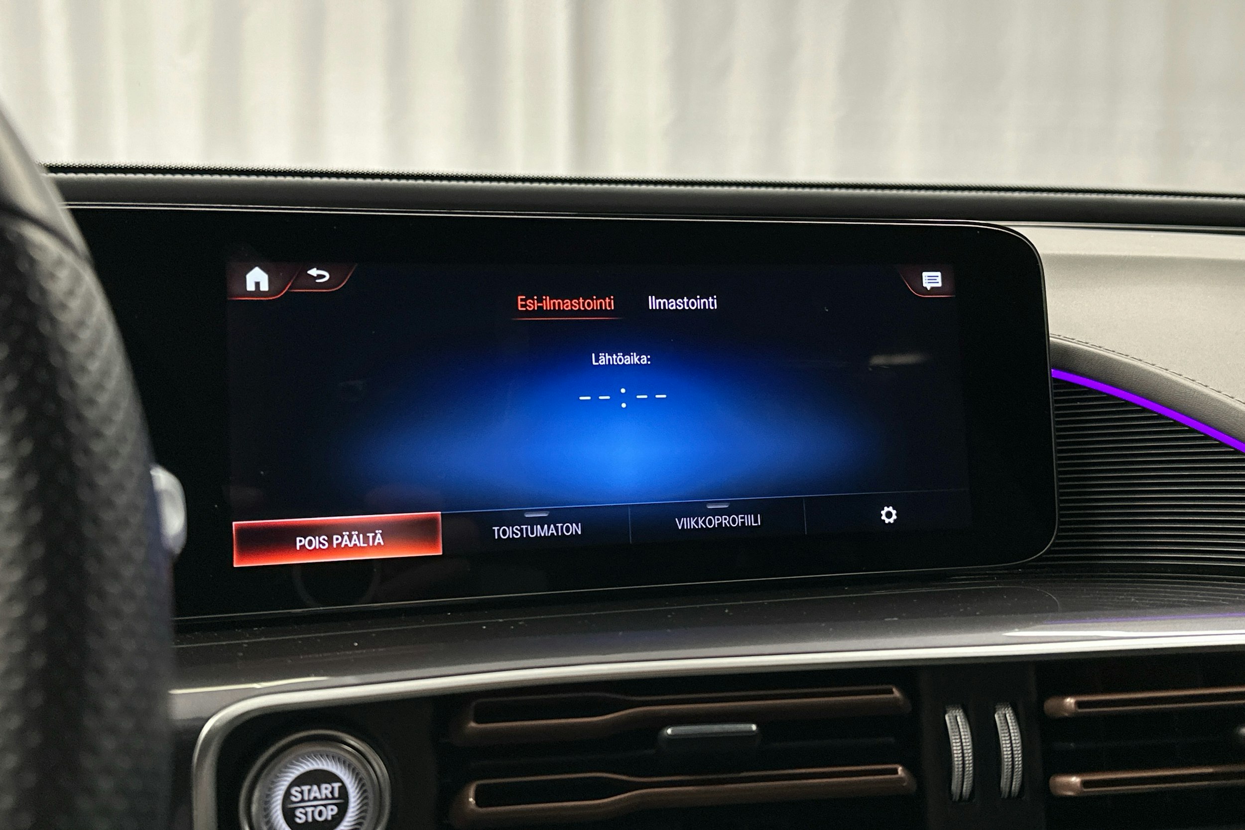 sininen Mercedes-Benz EQC 2023 kuva 14.