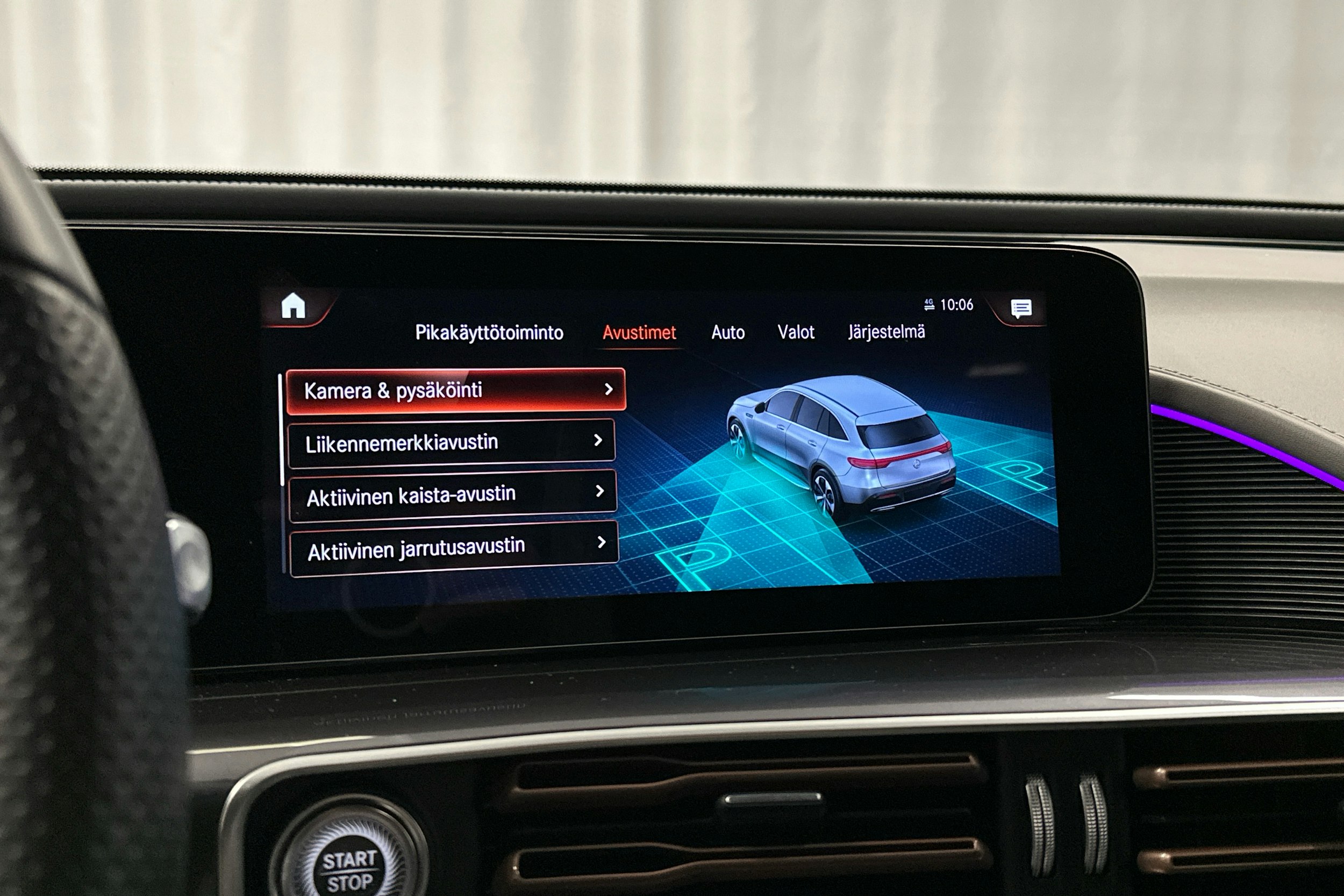 sininen Mercedes-Benz EQC 2023 kuva 17.