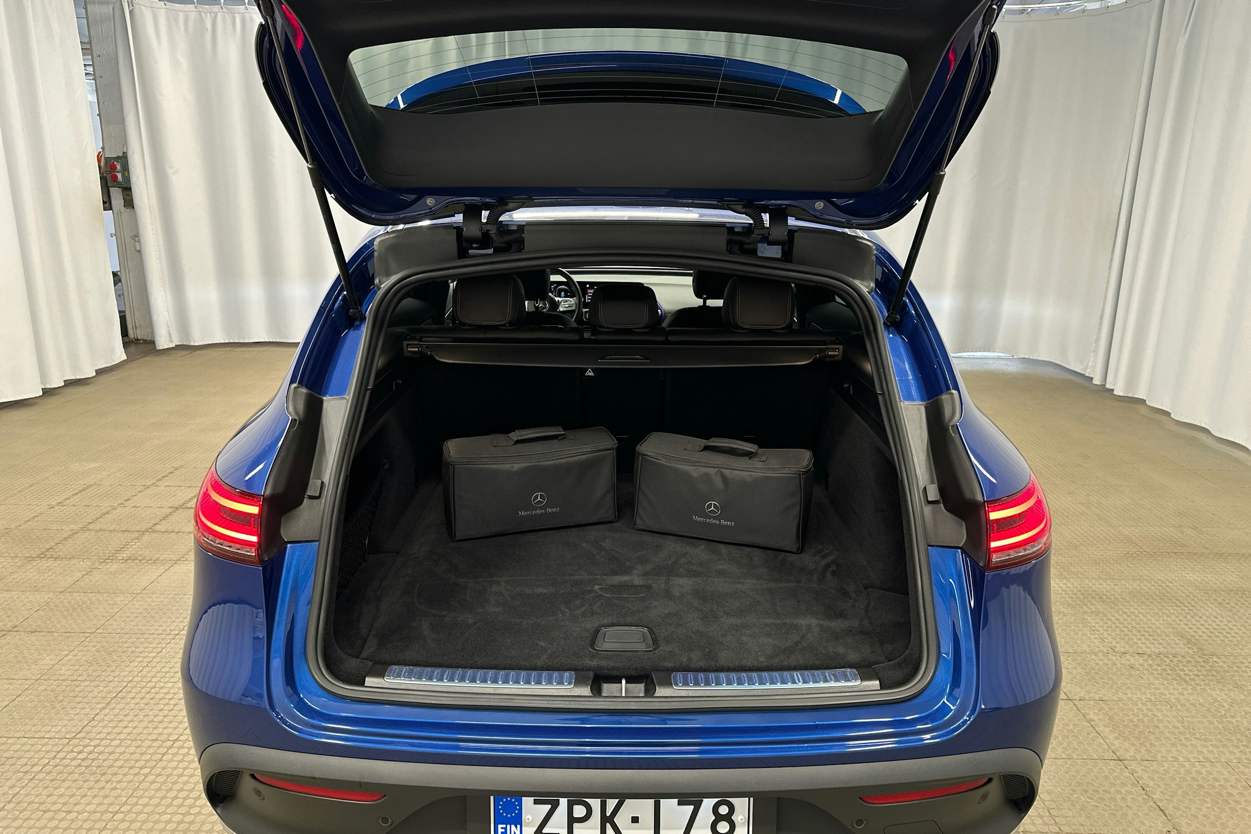 sininen Mercedes-Benz EQC 2023 kuva 25.