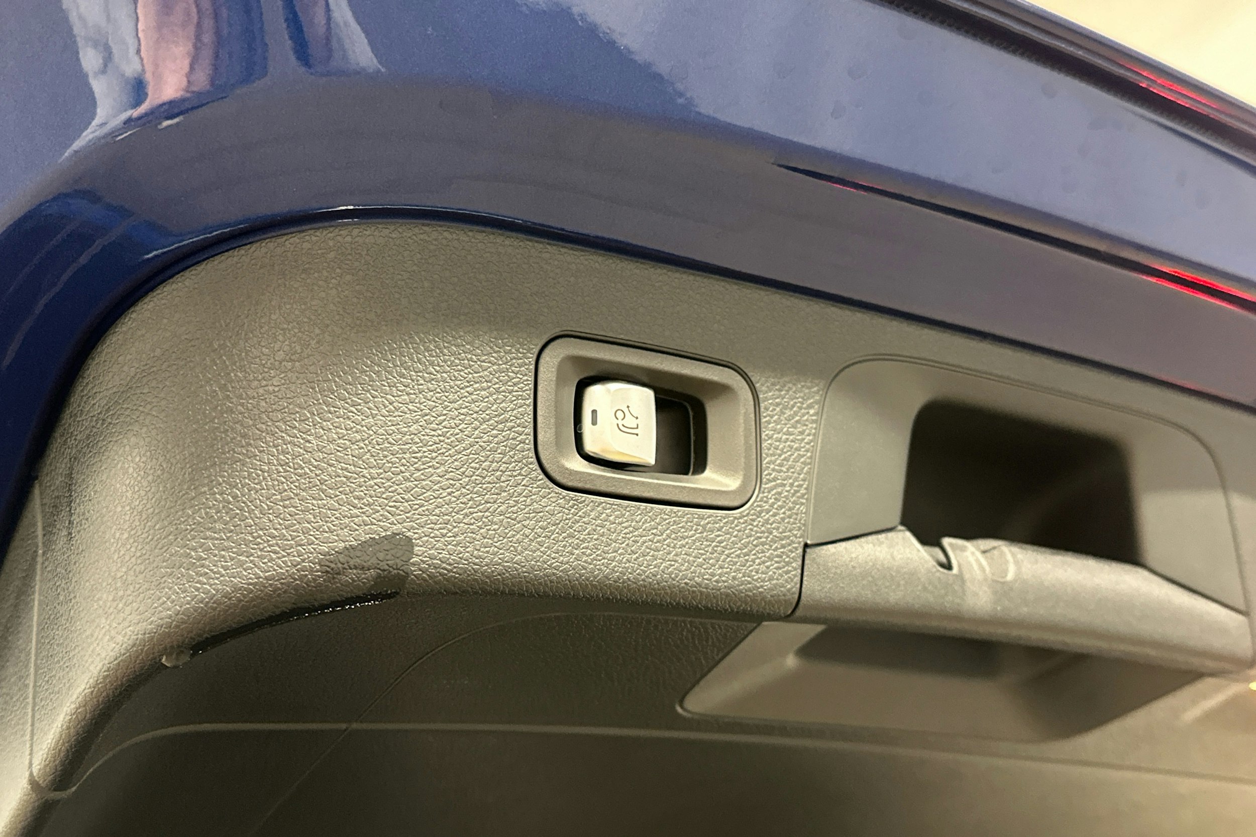 sininen Mercedes-Benz EQC 2023 kuva 27.