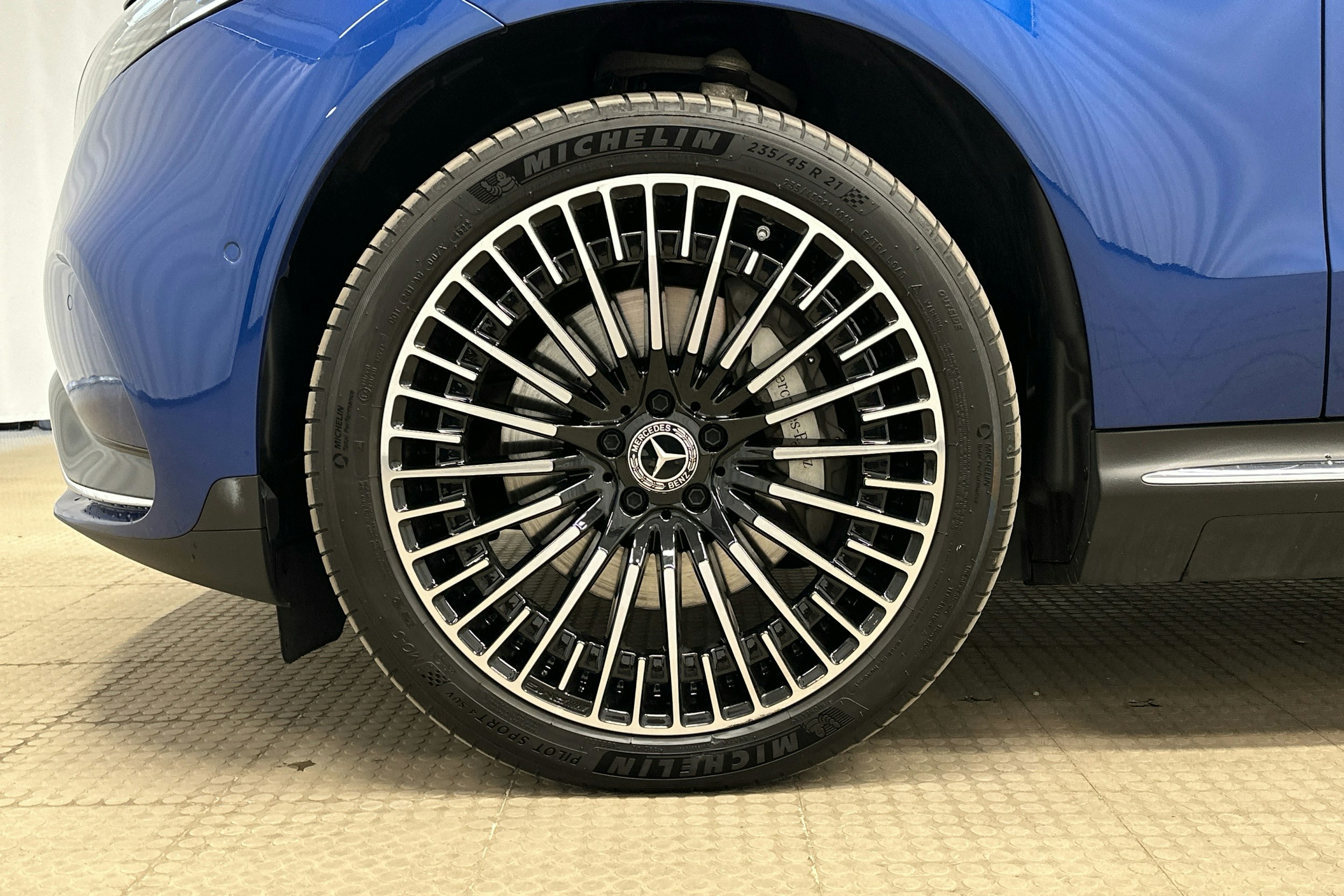 sininen Mercedes-Benz EQC 2023 kuva 28.