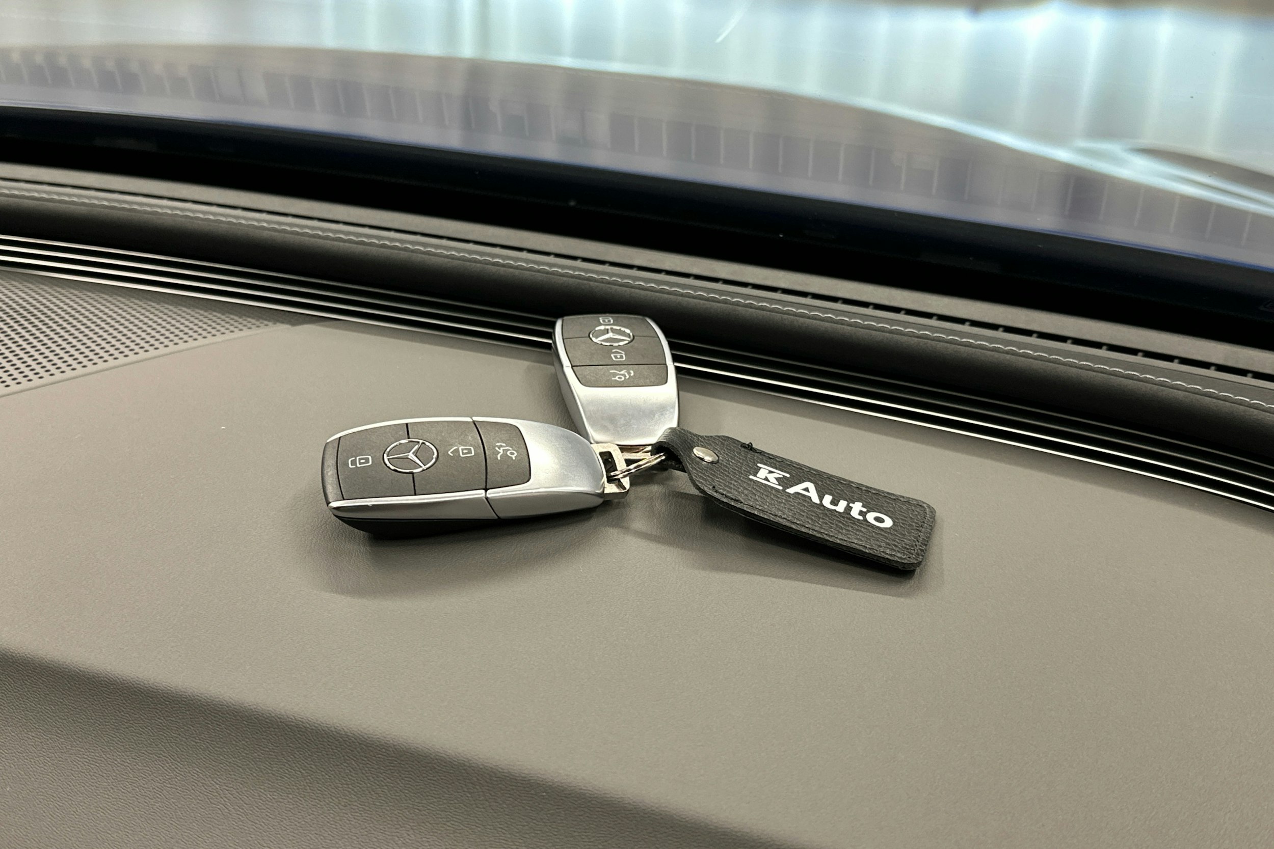 sininen Mercedes-Benz EQC 2023 kuva 30.