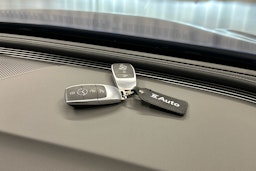 sininen Mercedes-Benz EQC 2023 kuva 30.