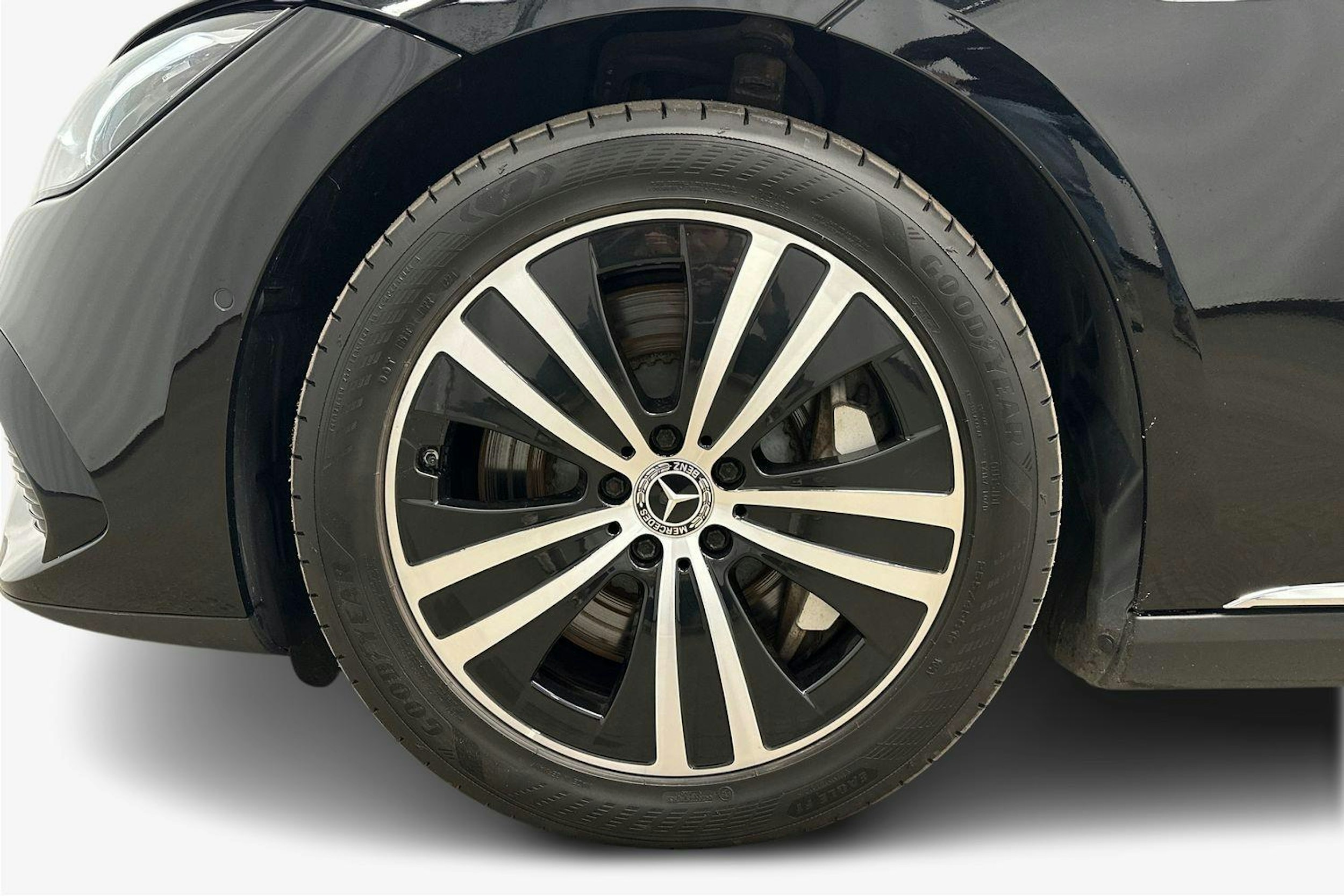 musta Mercedes-Benz EQE 2022 kuva 9.