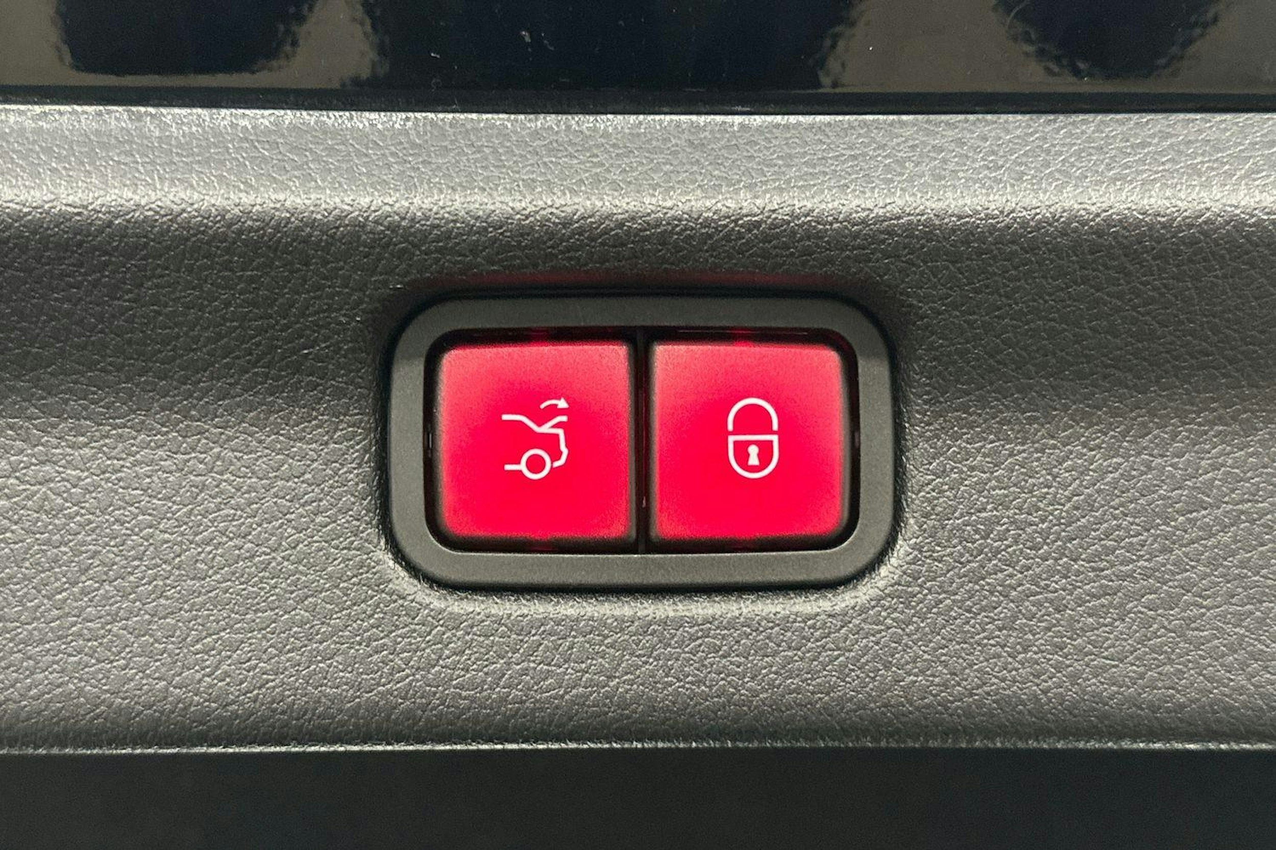 musta Mercedes-Benz EQE 2022 kuva 12.