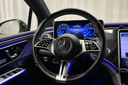 musta Mercedes-Benz EQE 2022 kuva 13.