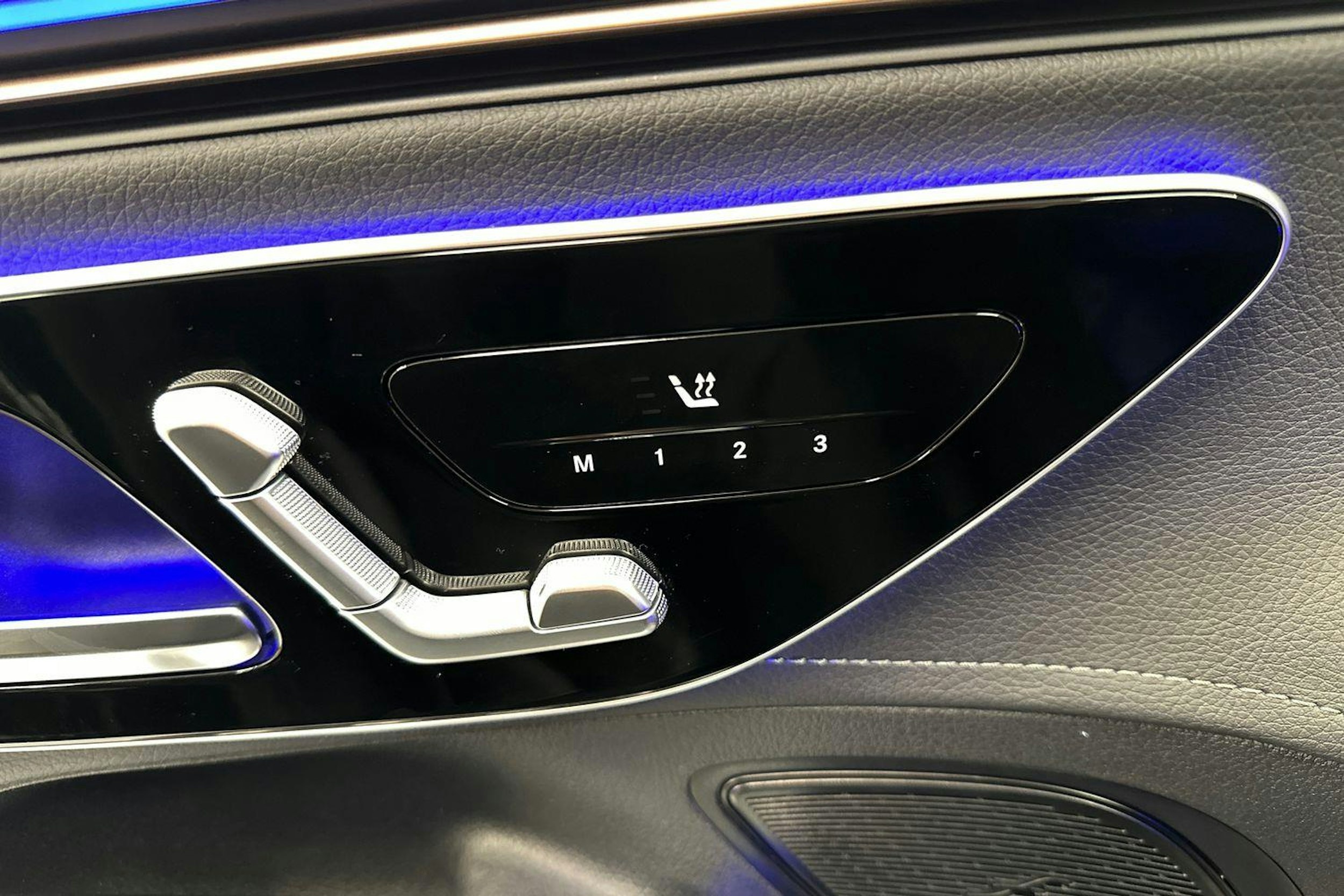 musta Mercedes-Benz EQE 2022 kuva 28.