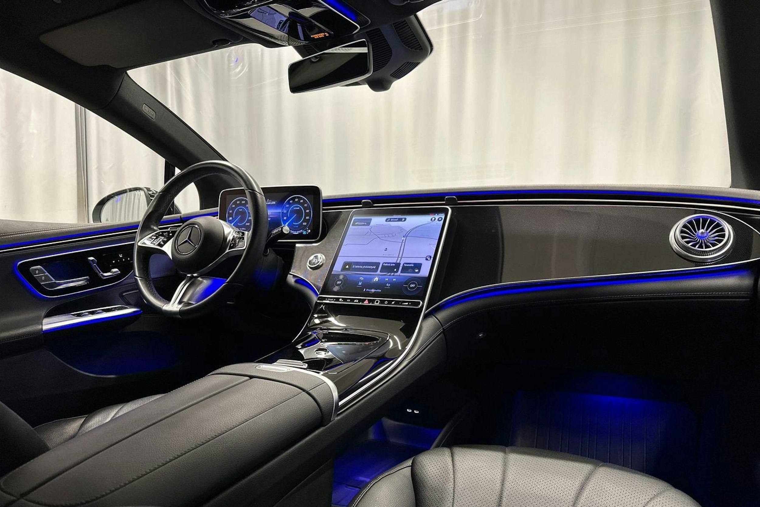 musta Mercedes-Benz EQE 2022 kuva 33.
