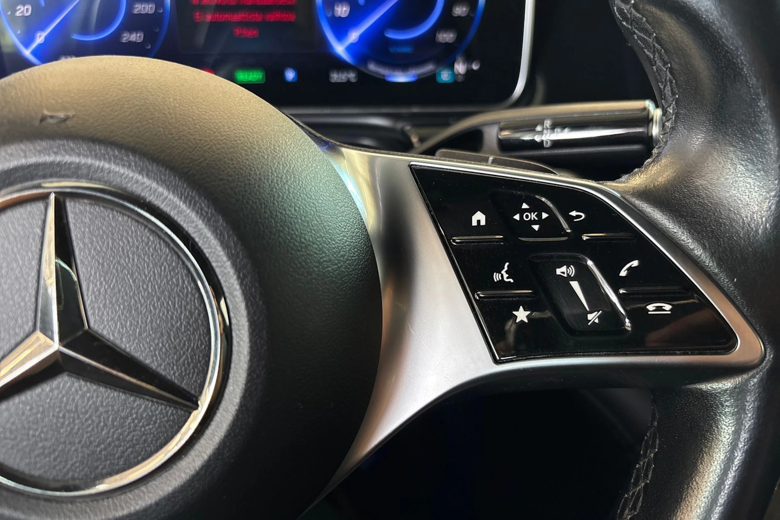 Musta Mercedes-Benz EQE 2022 kuva 20.