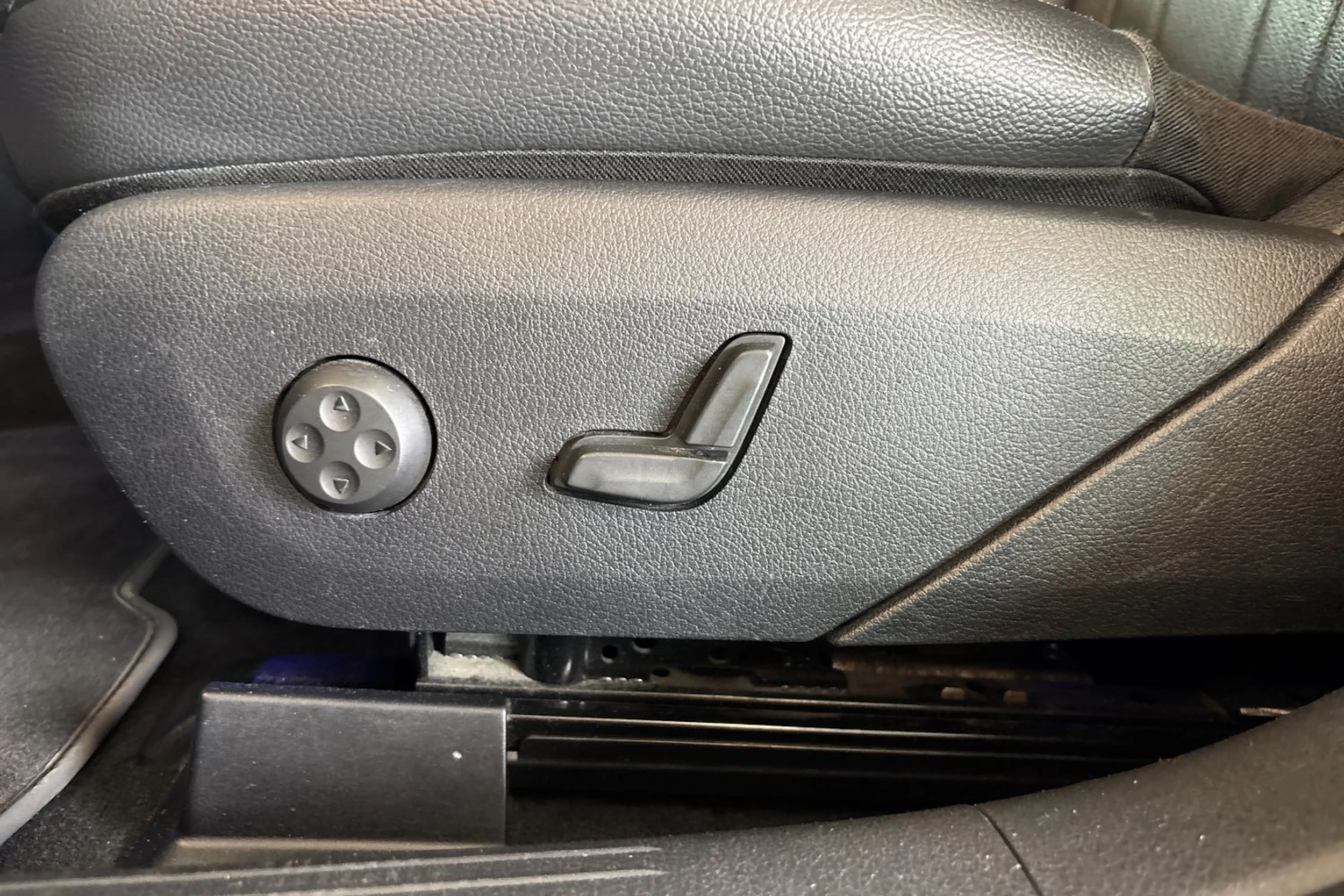 Musta Mercedes-Benz EQE 2022 kuva 23.