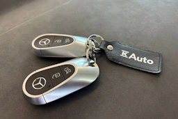 Musta Mercedes-Benz EQE 2022 kuva 25.