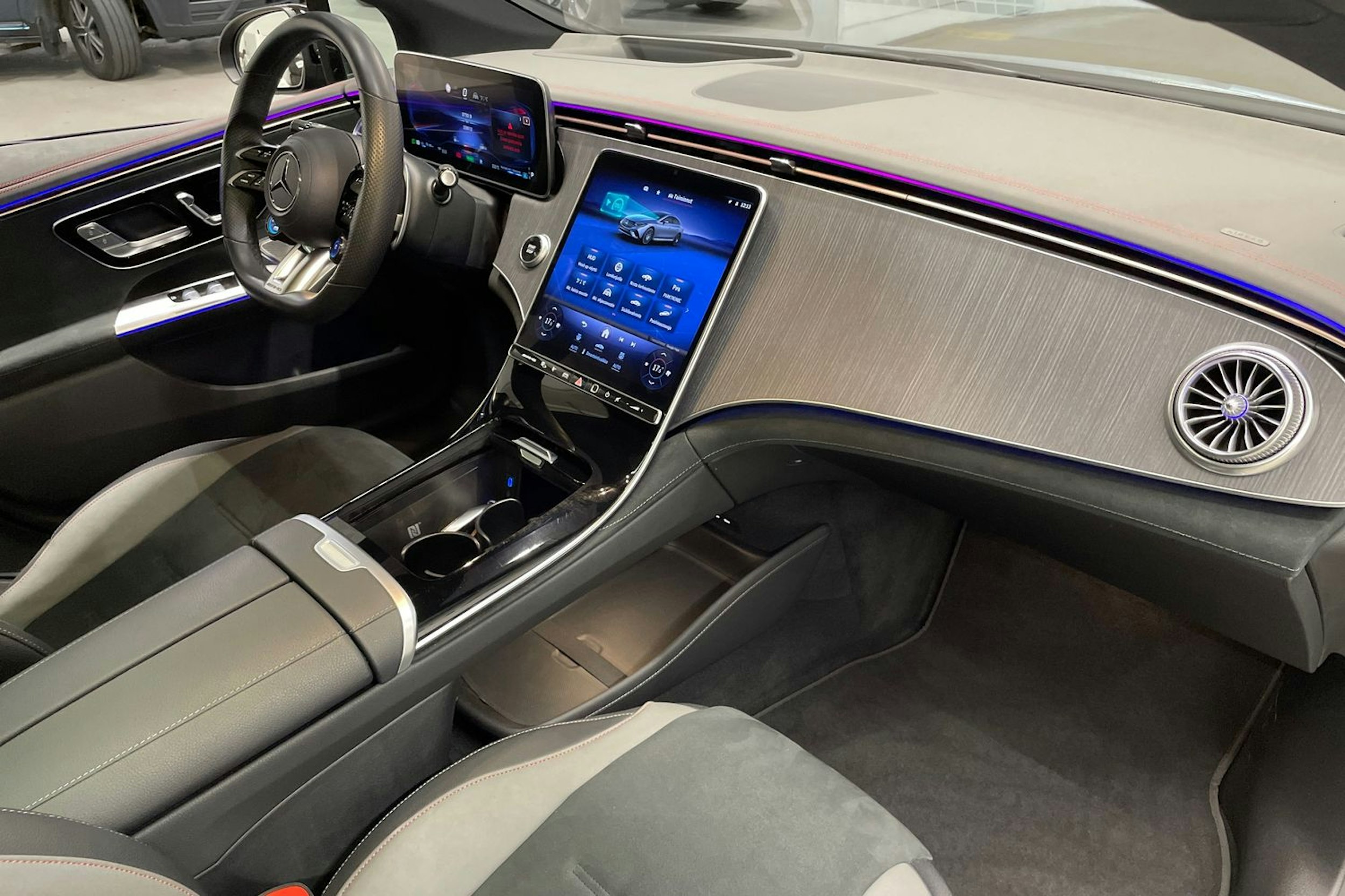 musta Mercedes-Benz EQE 2022 kuva 32.