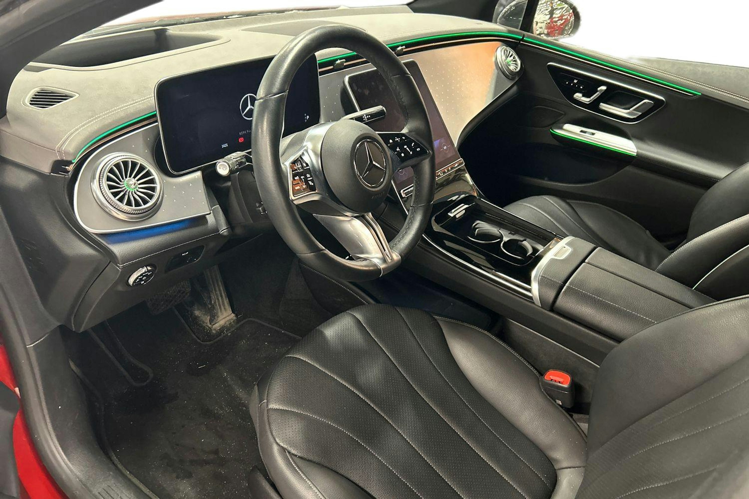 punainen Mercedes-Benz EQE 2023 kuva 3.