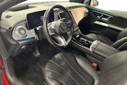 punainen Mercedes-Benz EQE 2023 kuva 3.