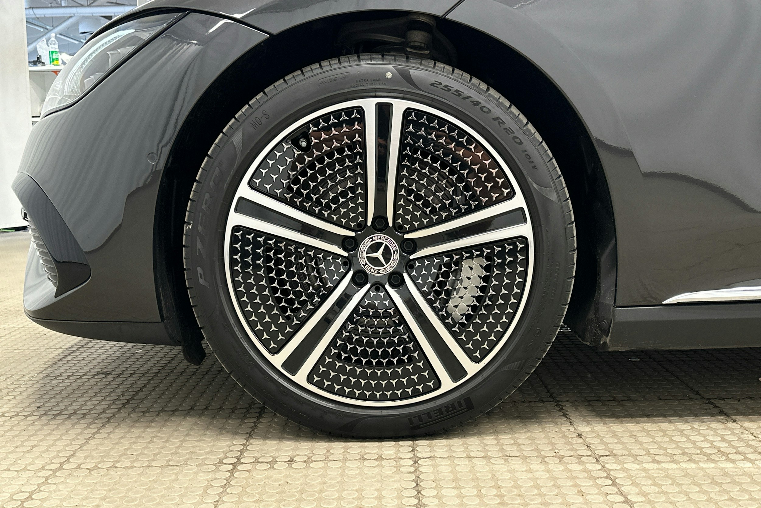 harmaa Mercedes-Benz EQE 2022 kuva 9.