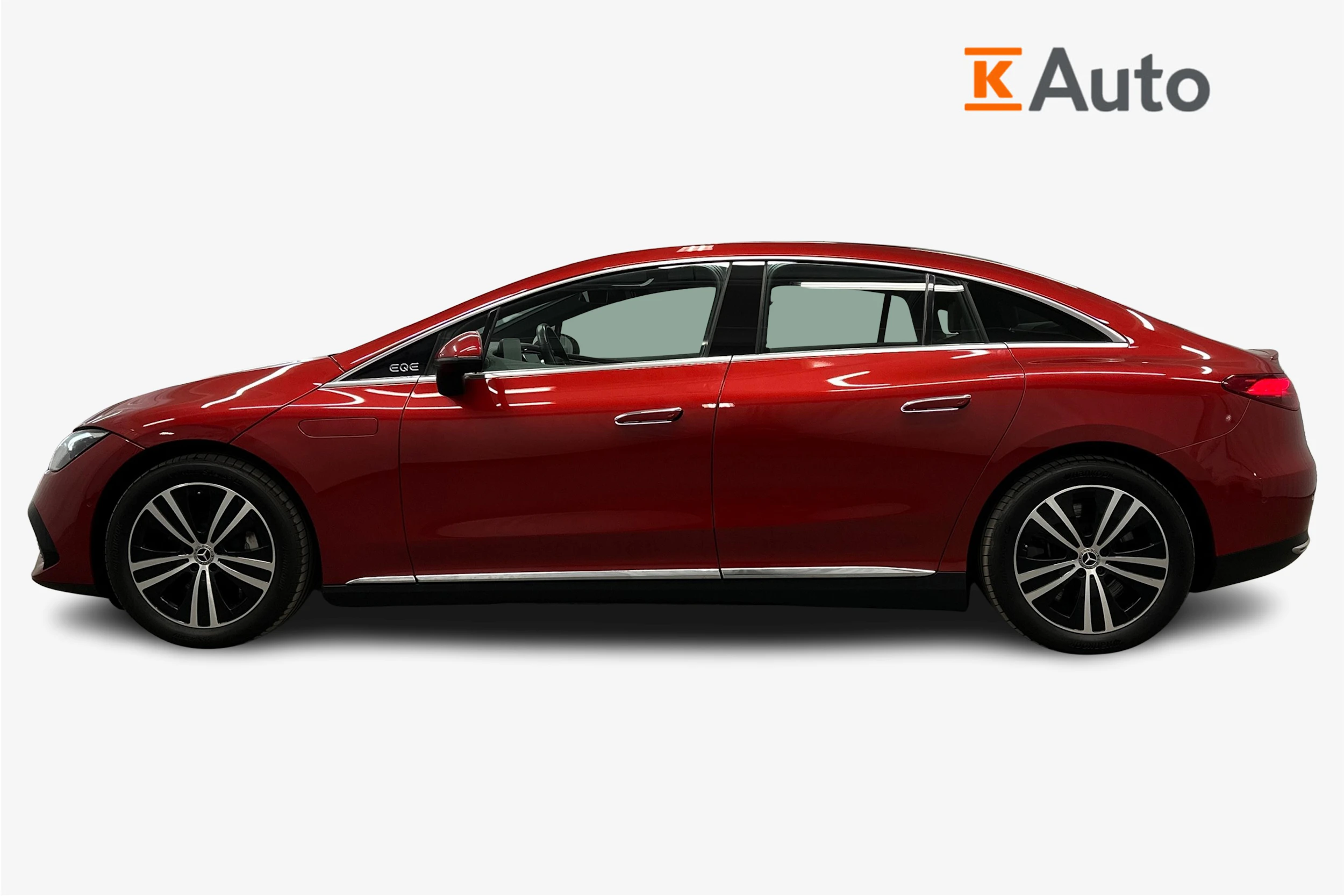punainen Mercedes-Benz EQE 2022 kuva 7.