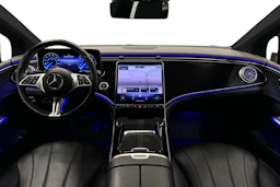 punainen Mercedes-Benz EQE 2022 kuva 9.