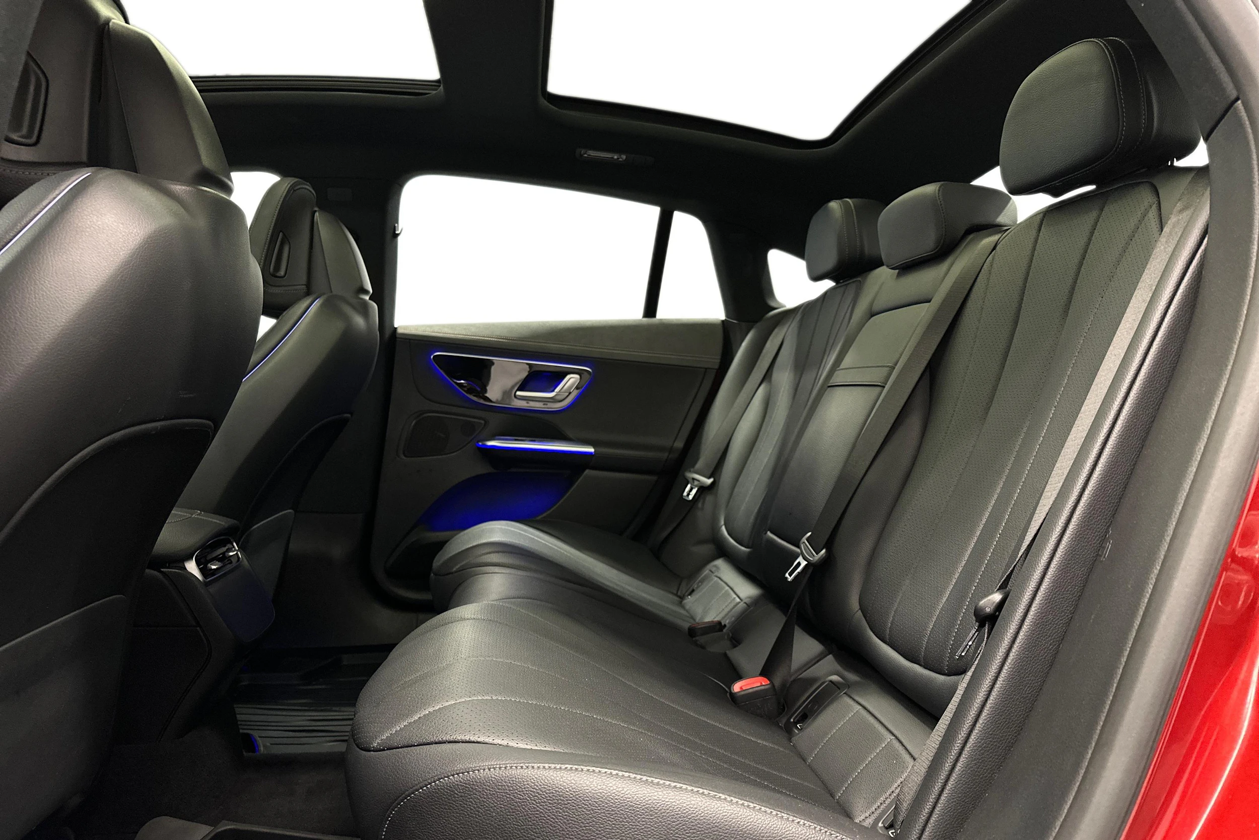 punainen Mercedes-Benz EQE 2022 kuva 11.