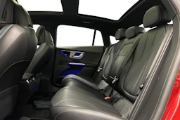 punainen Mercedes-Benz EQE 2022 kuva 11.