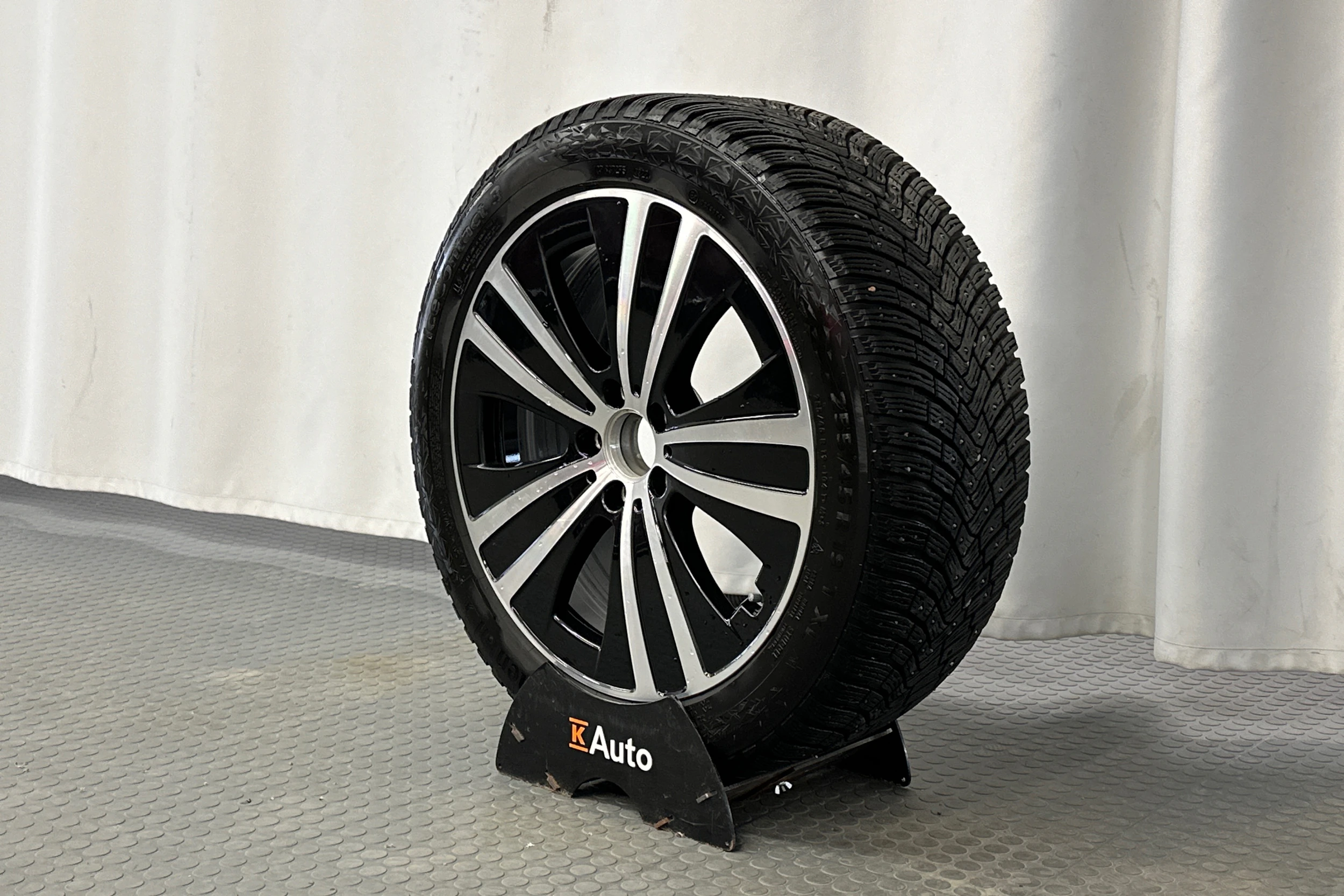 punainen Mercedes-Benz EQE 2022 kuva 13.