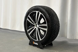 punainen Mercedes-Benz EQE 2022 kuva 13.